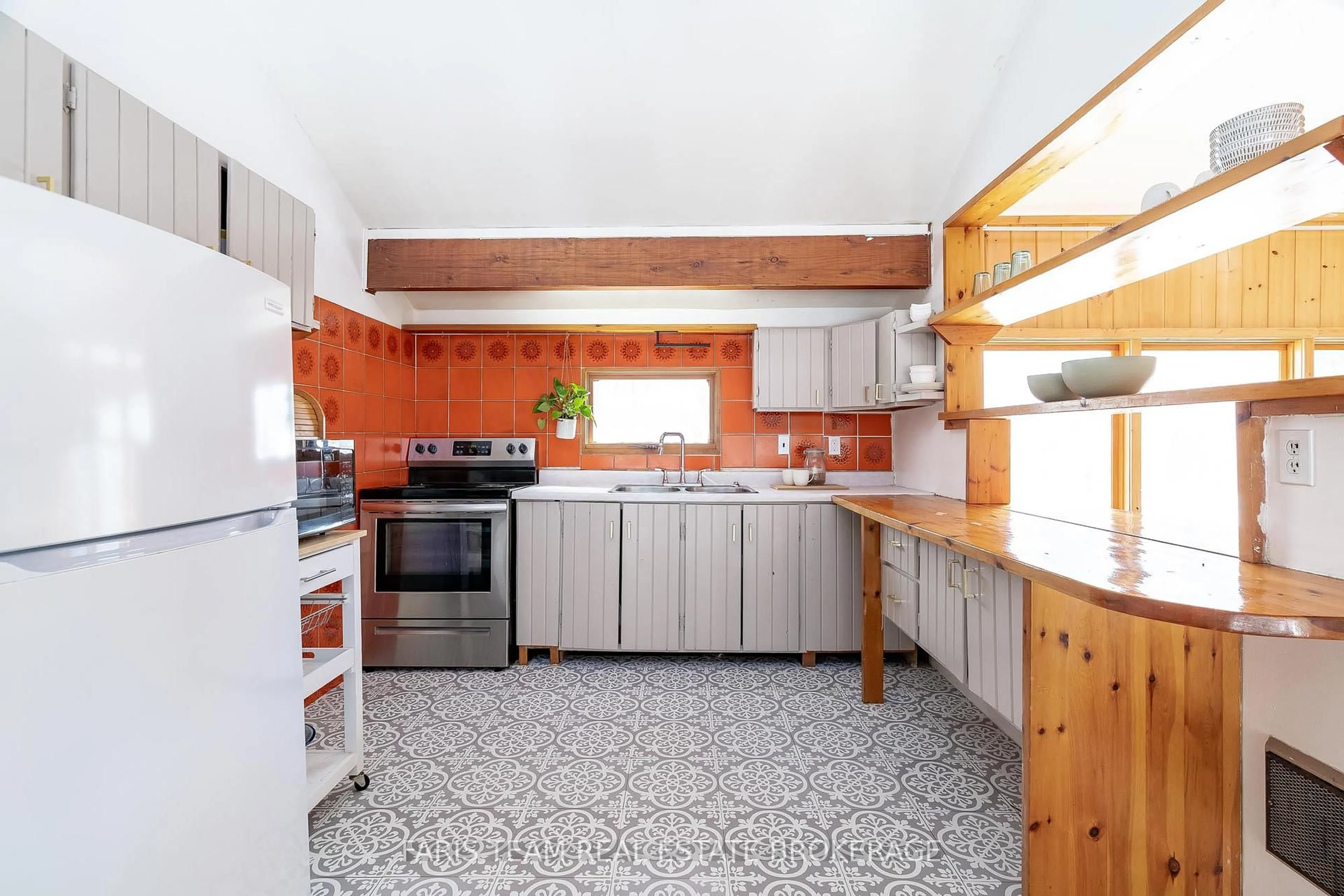 Standard kitchen, ceramic/tile floor for 20 Glen Cedar Dr, Tiny Ontario L9M 0H8