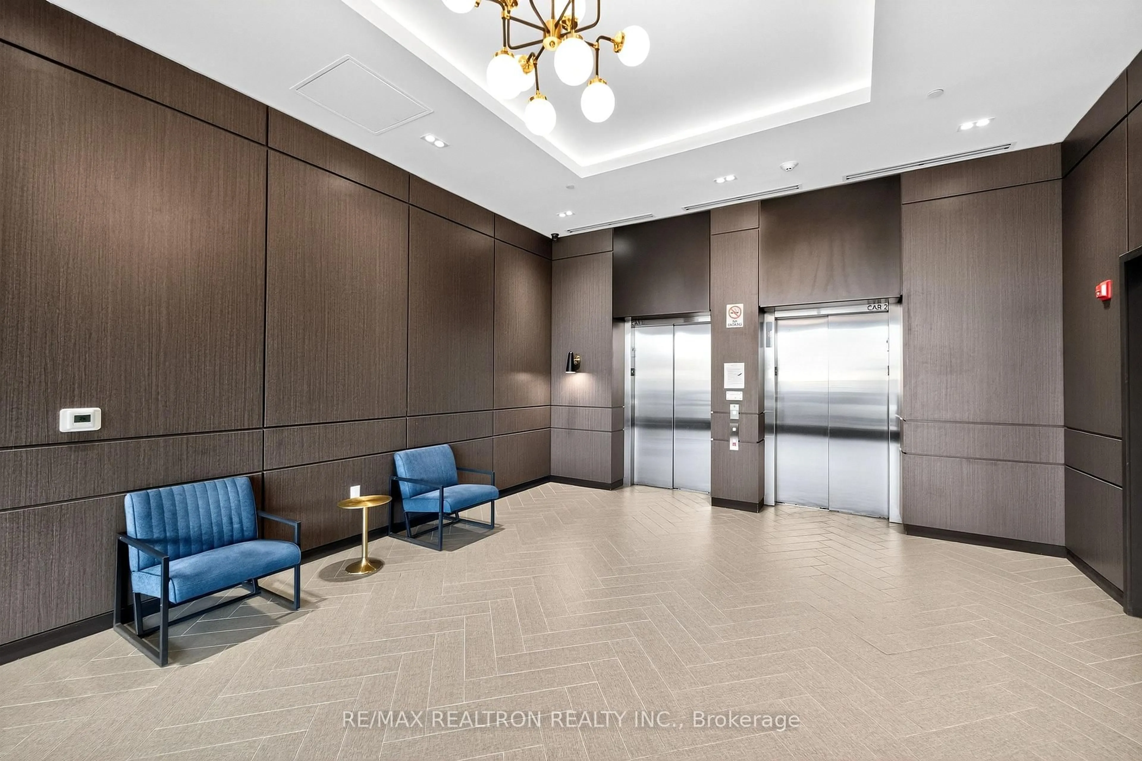 Indoor foyer for 430 Essa Rd #423, Barrie Ontario L9J 0M1