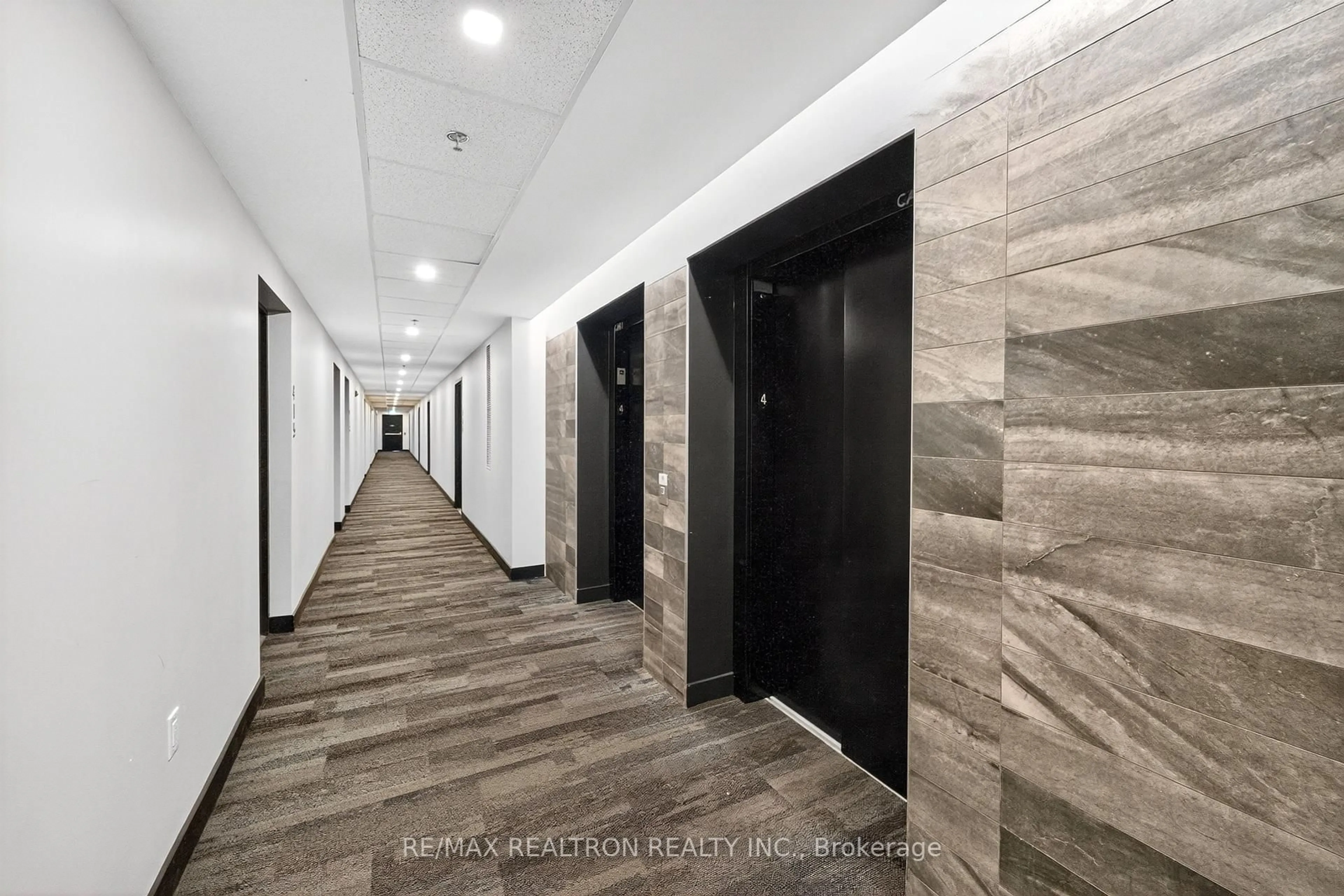 Indoor foyer for 430 Essa Rd #423, Barrie Ontario L9J 0M1