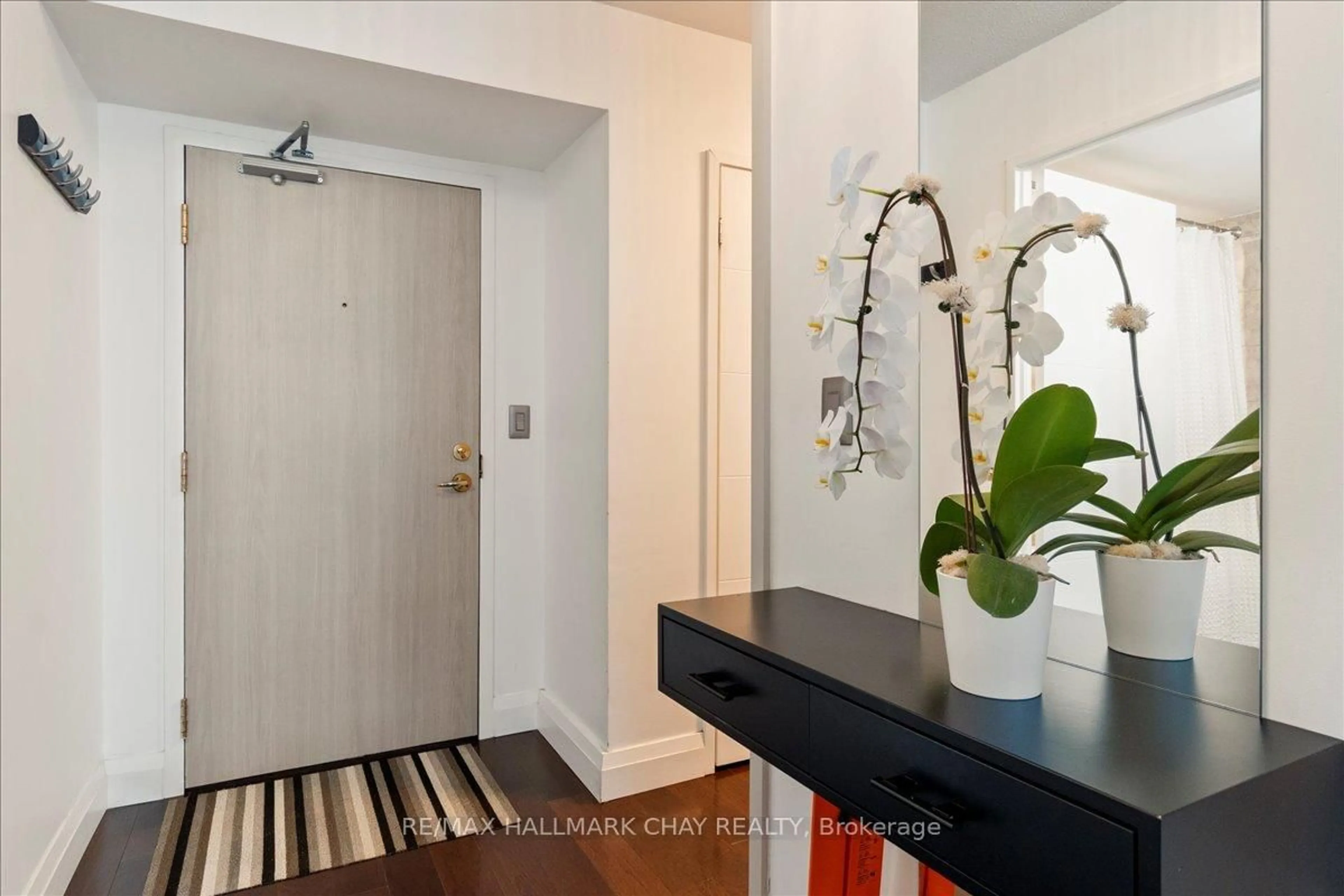 Indoor entryway for 150 Dunlop St #304, Barrie Ontario L4M 6H1