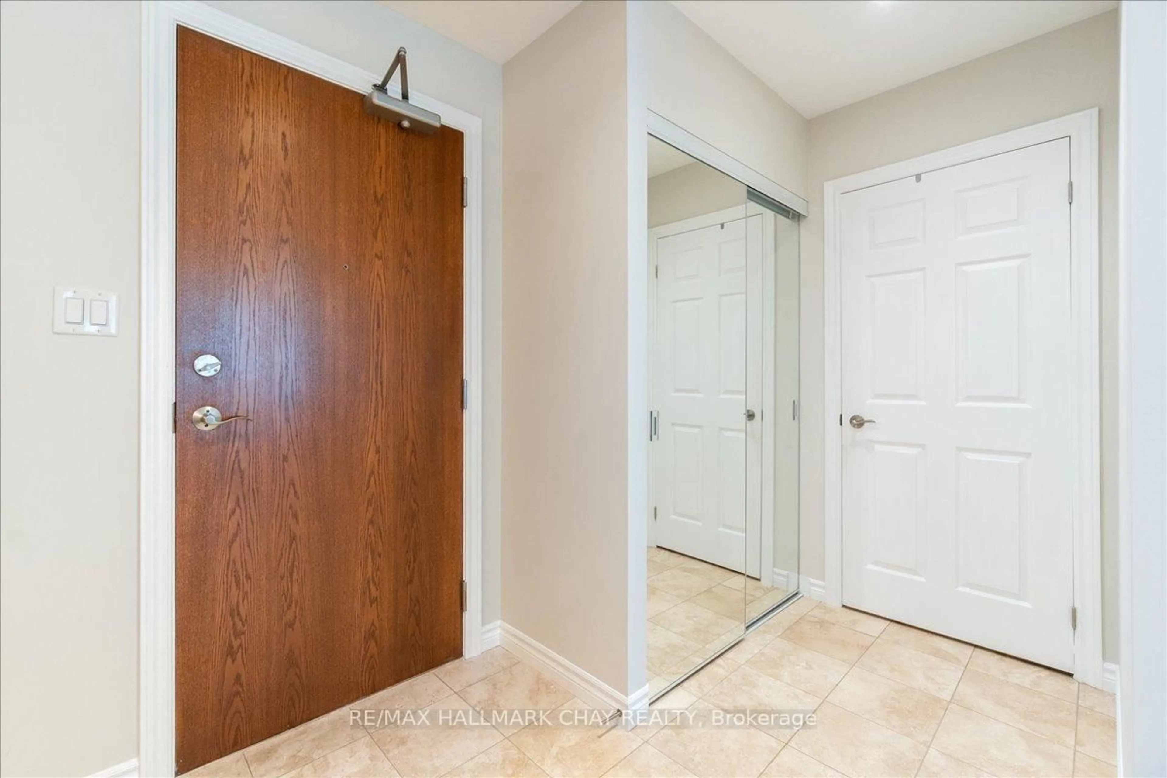 Indoor entryway for 33 Ellen St #1108, Barrie Ontario L4N 6E9