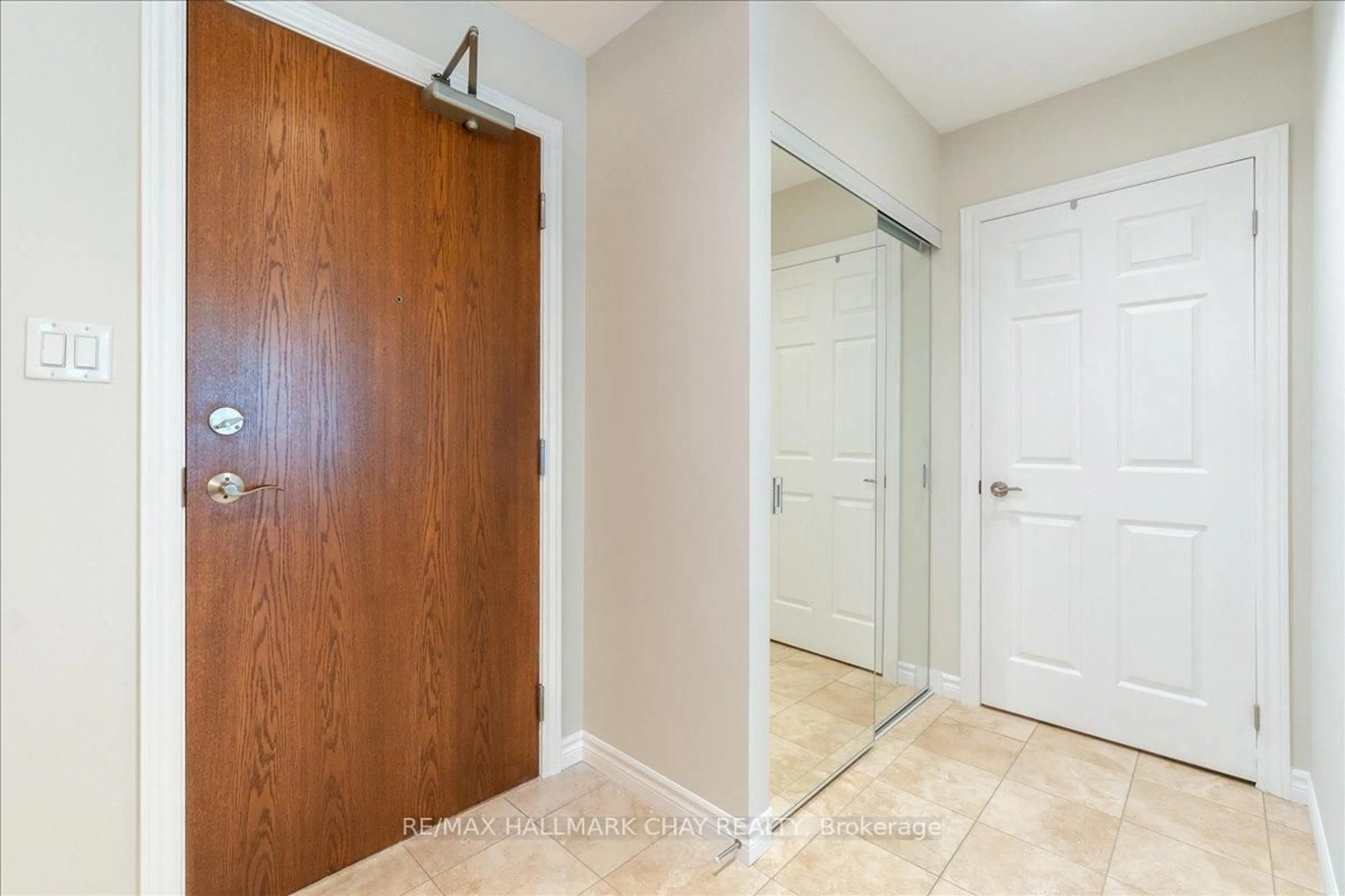 Indoor entryway for 33 Ellen St #1108, Barrie Ontario L4N 6E9