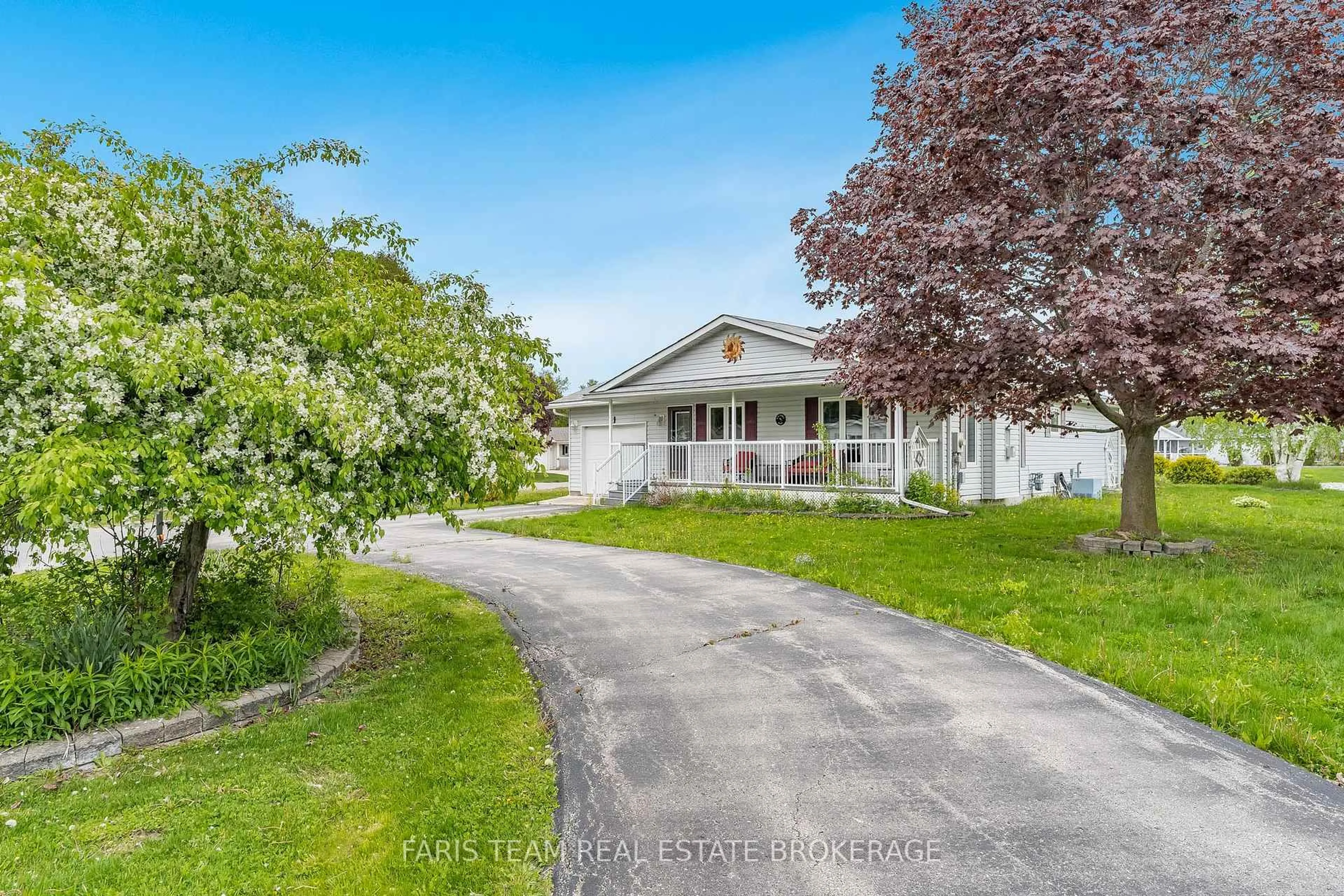 A pic from outside/outdoor area/front of a property/back of a property/a pic from drone, unknown for 2 St James Pl, Wasaga Beach Ontario L9Z 3A8