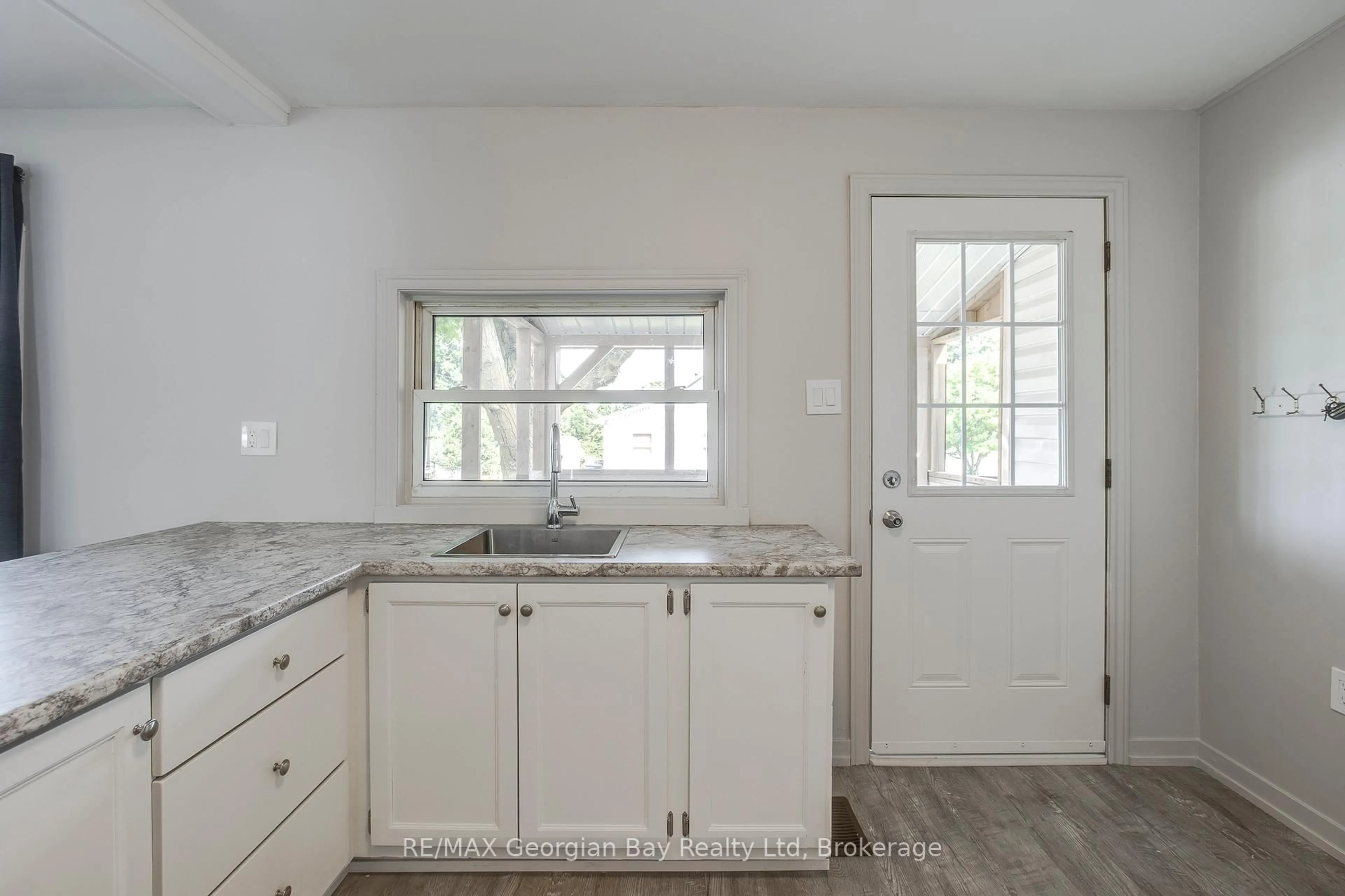 Standard kitchen, unknown for 16 Edward St, Penetanguishene Ontario L9M 1L1