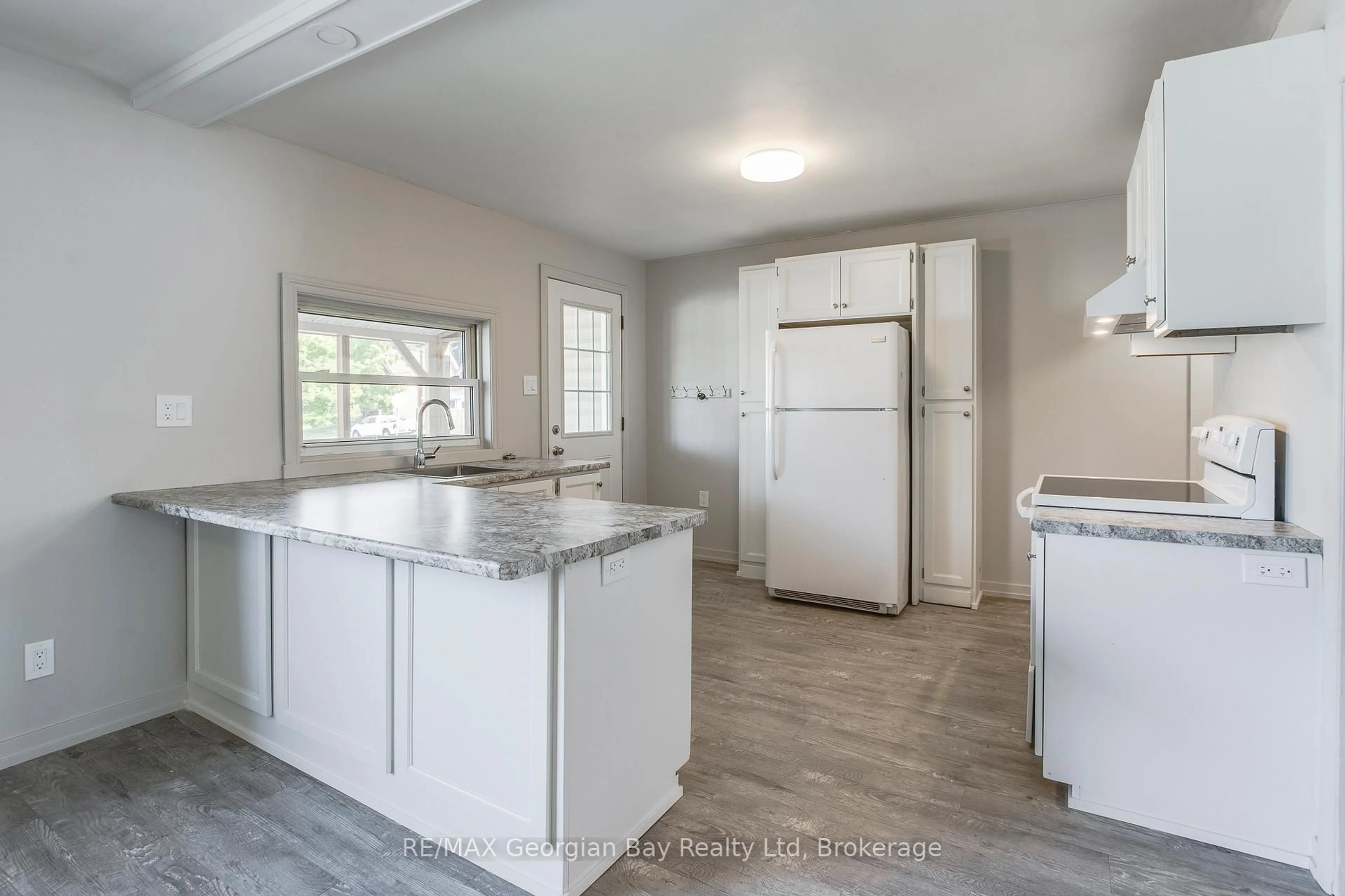 Open concept kitchen, unknown for 16 Edward St, Penetanguishene Ontario L9M 1L1
