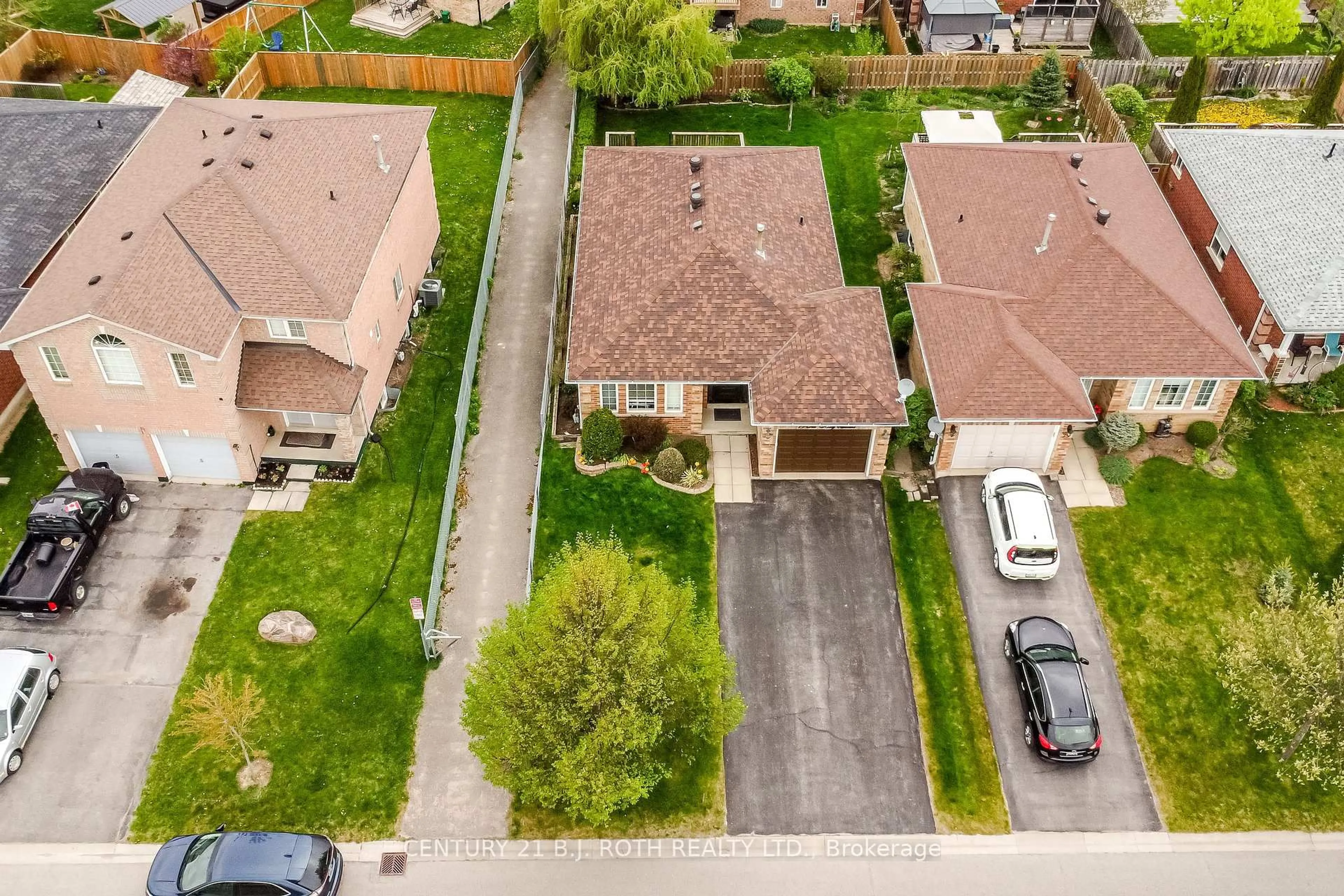 A pic from outside/outdoor area/front of a property/back of a property/a pic from drone, street for 77 Sun King Cres, Barrie Ontario L4M 7K4