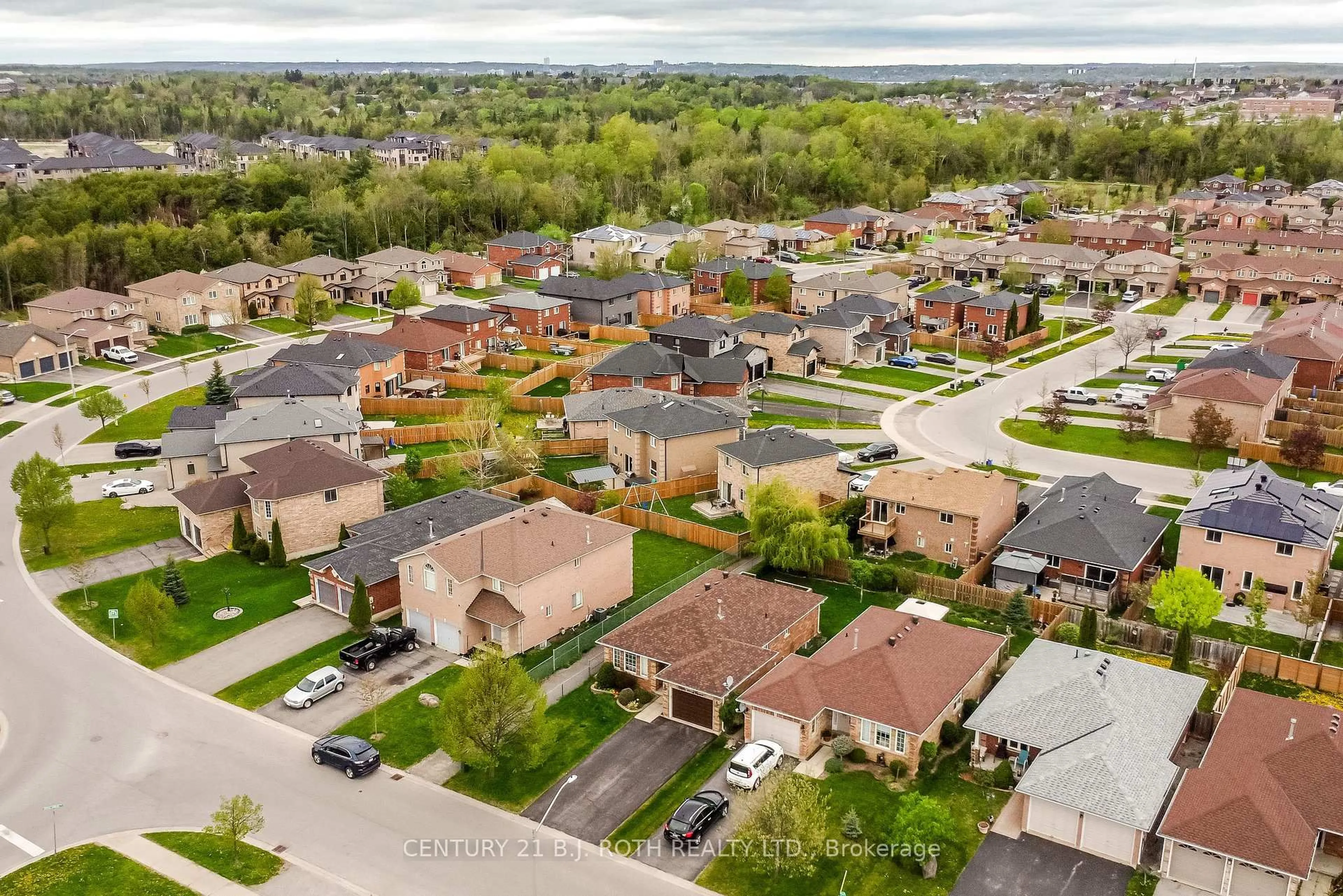 A pic from outside/outdoor area/front of a property/back of a property/a pic from drone, street for 77 Sun King Cres, Barrie Ontario L4M 7K4