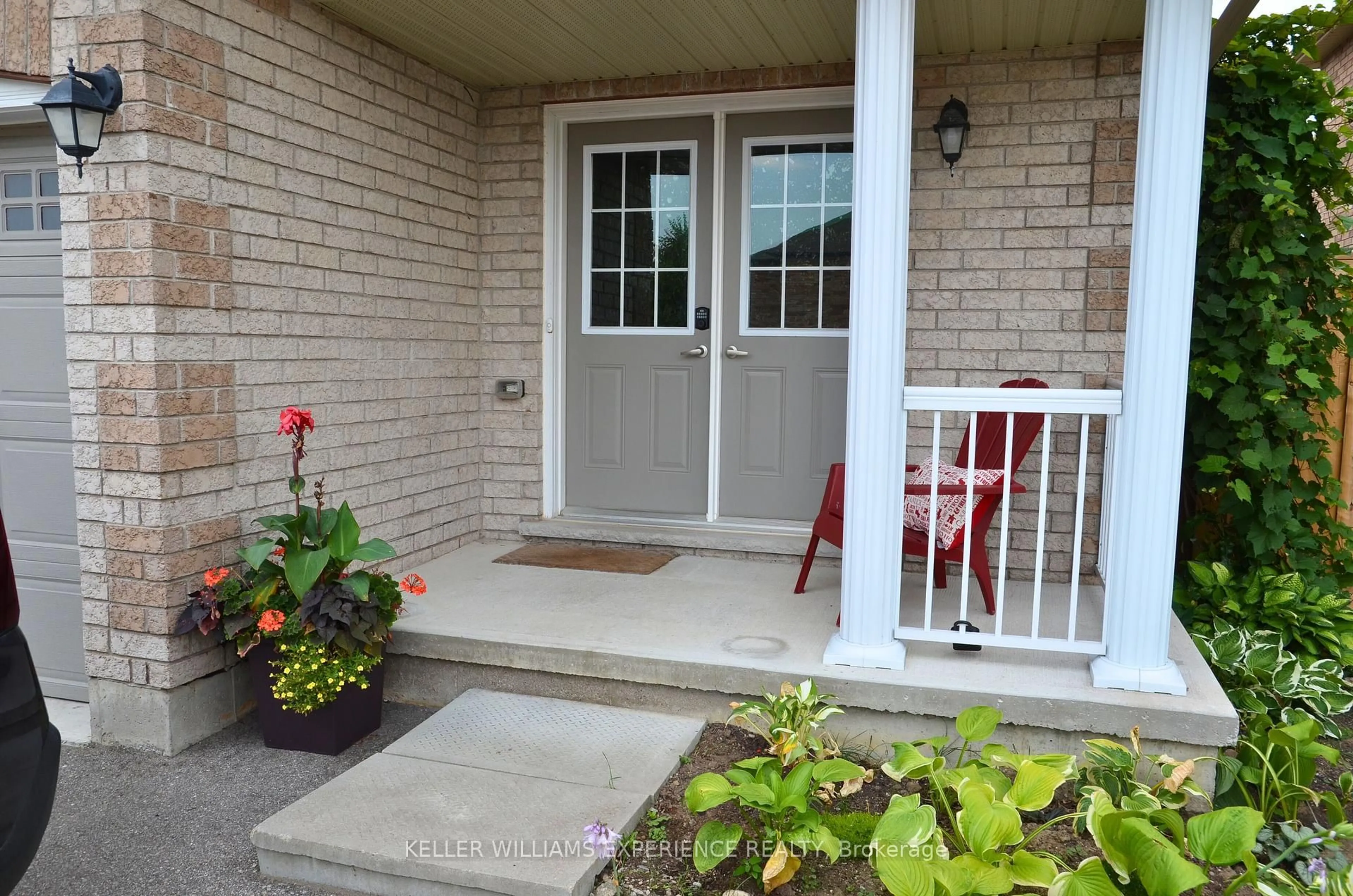 Indoor entryway for 3 Crew Crt, Barrie Ontario L4N 5S4