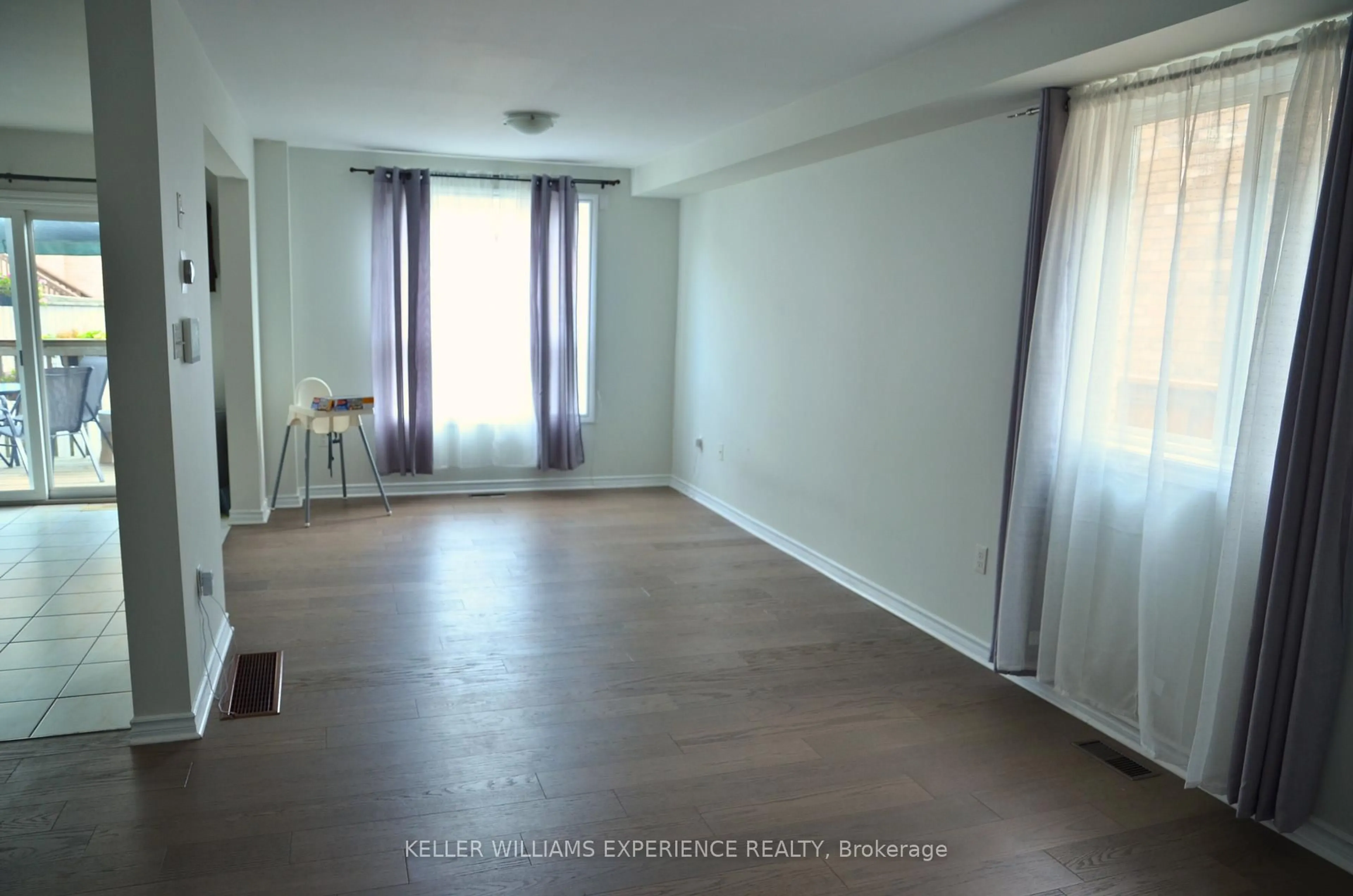 A pic of a room for 3 Crew Crt, Barrie Ontario L4N 5S4