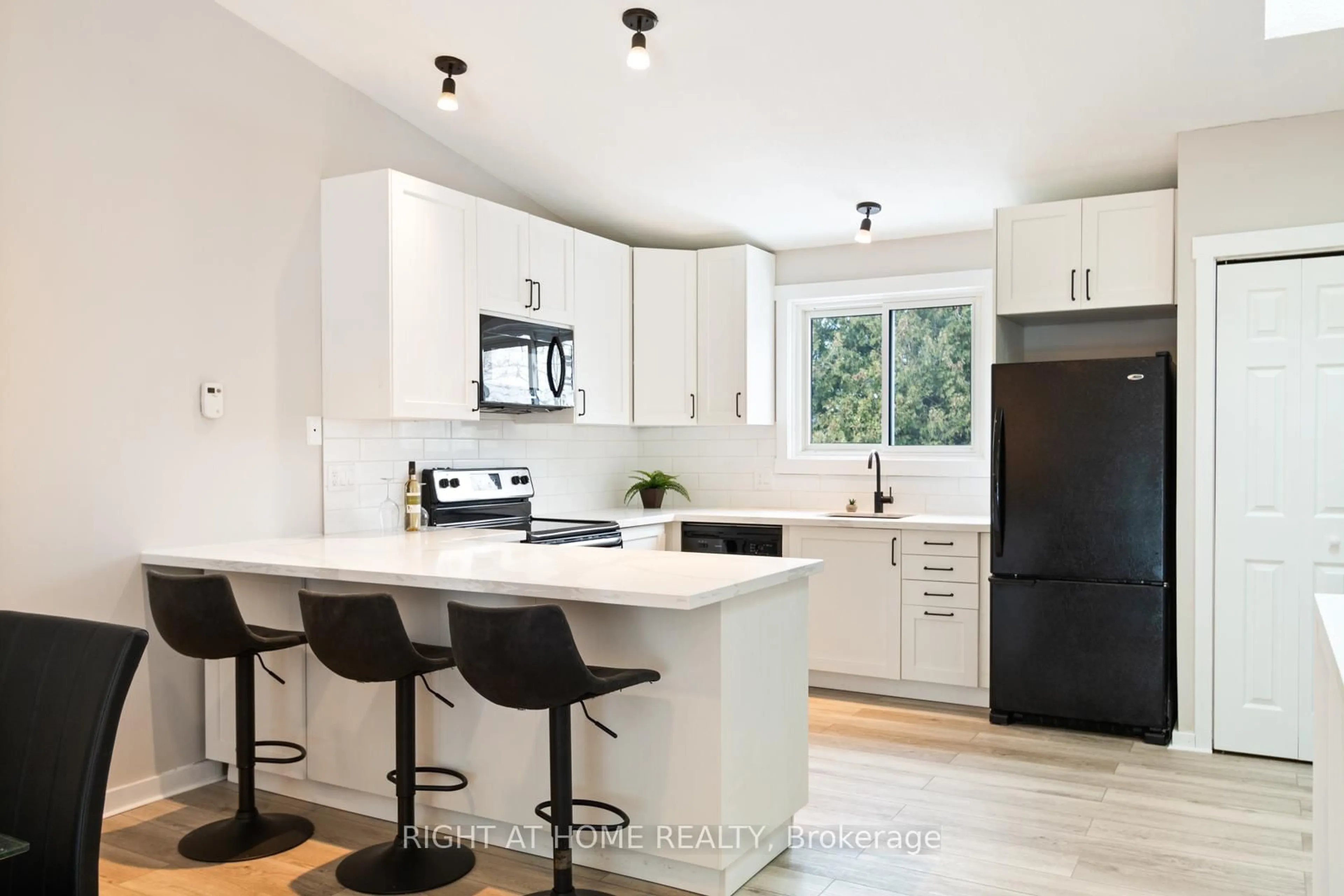 Open concept kitchen, unknown for #403 - 12 Dawson Dr, Collingwood Ontario L9Y 5B4