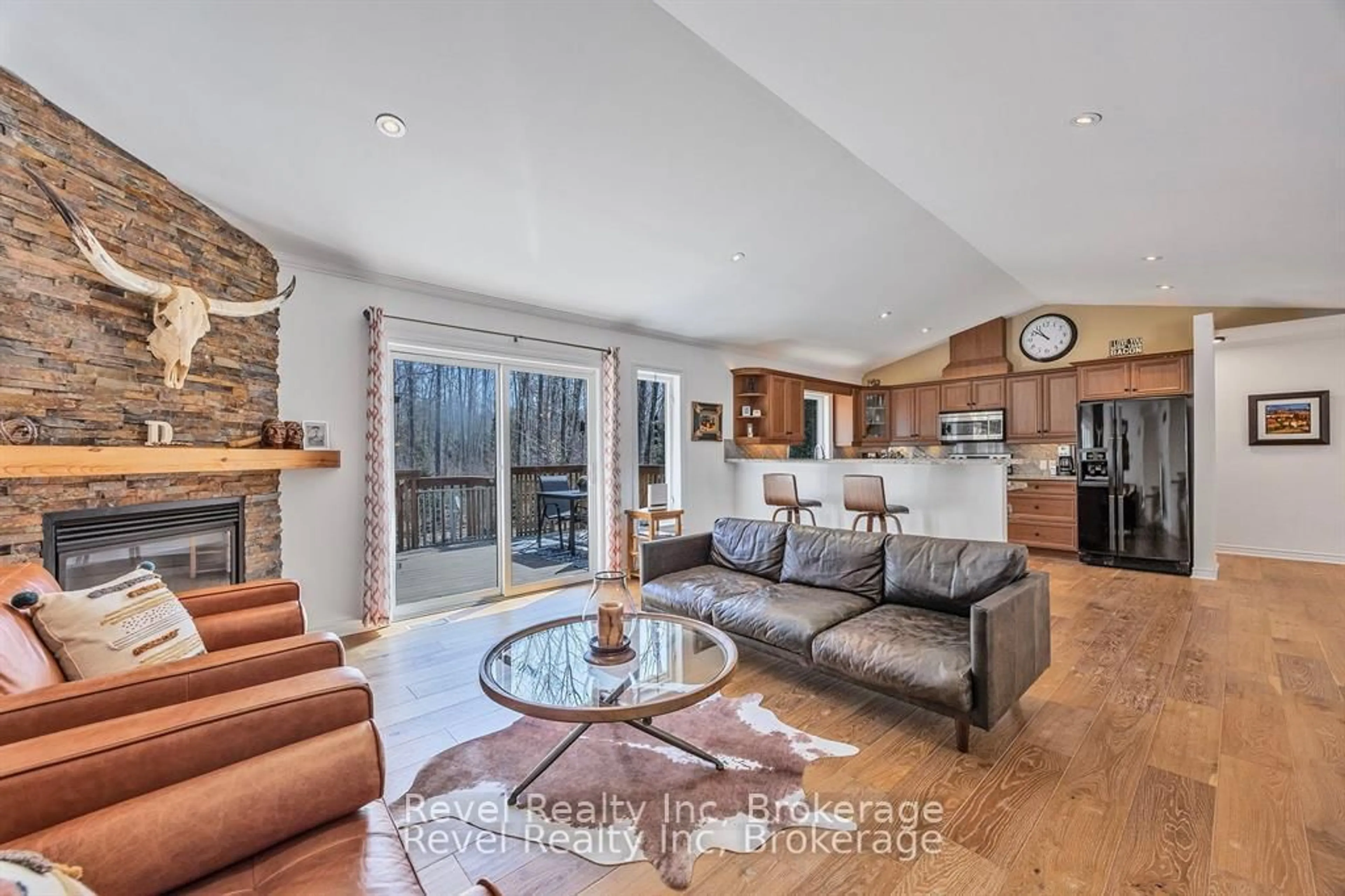 Living room with furniture, unknown for 89 TROUT Lane, Tiny Ontario L9M 0J1