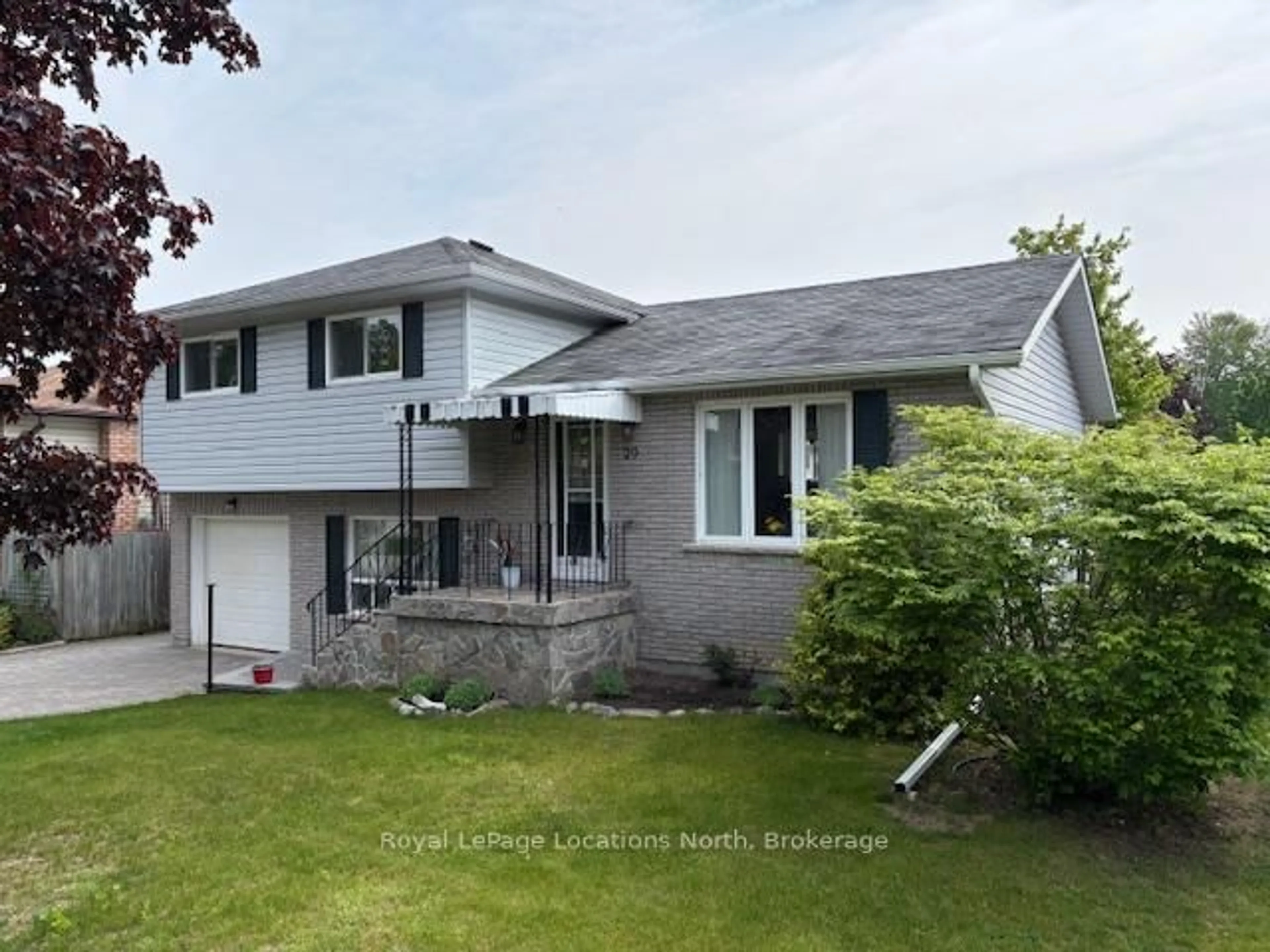 Home with vinyl exterior material, street for 29 Innisbrook Dr, Wasaga Beach Ontario L9Z 1G3