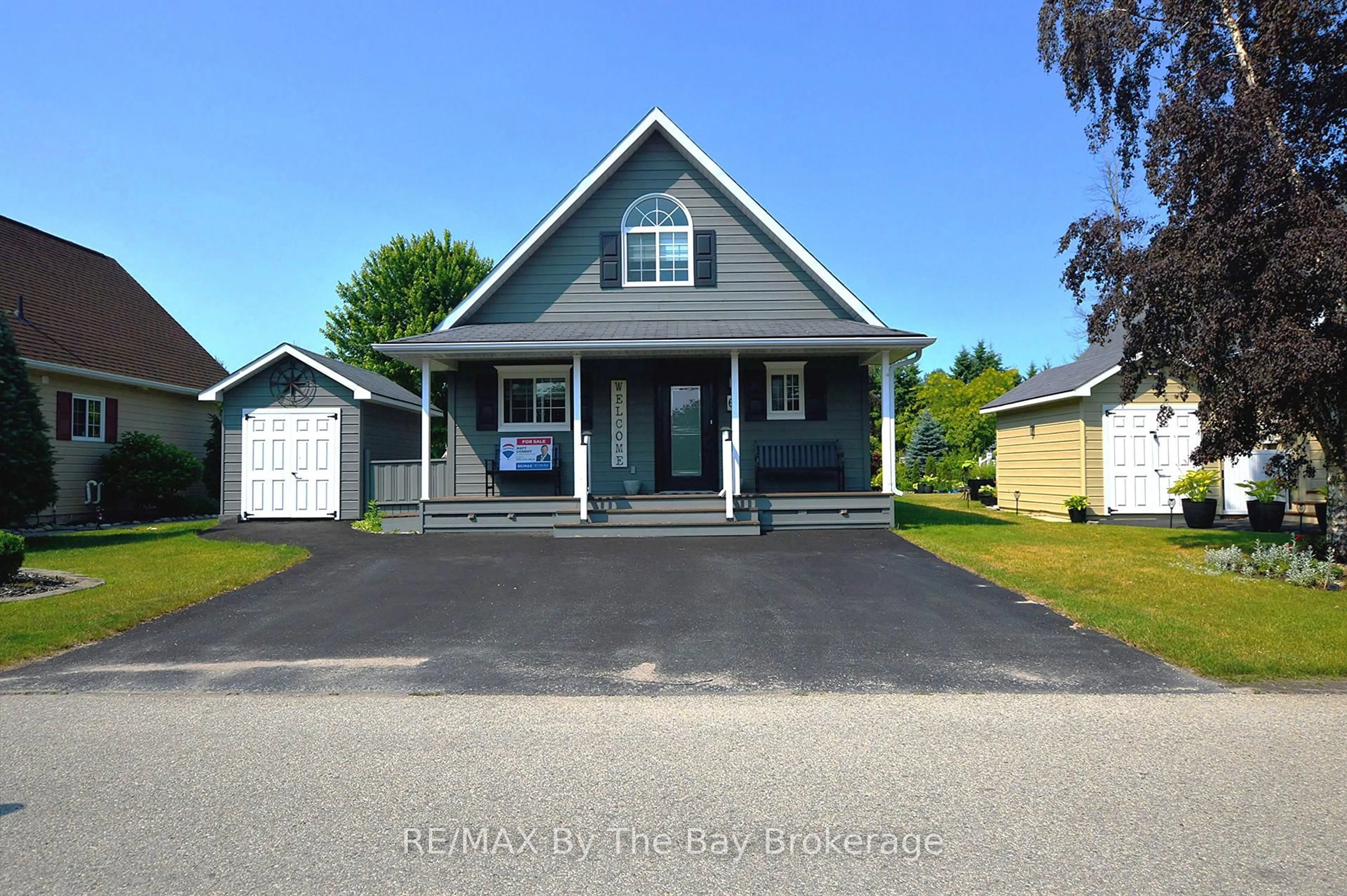 Home with vinyl exterior material, street for 6 Temagami Tr, Wasaga Beach Ontario L9Z 1X7