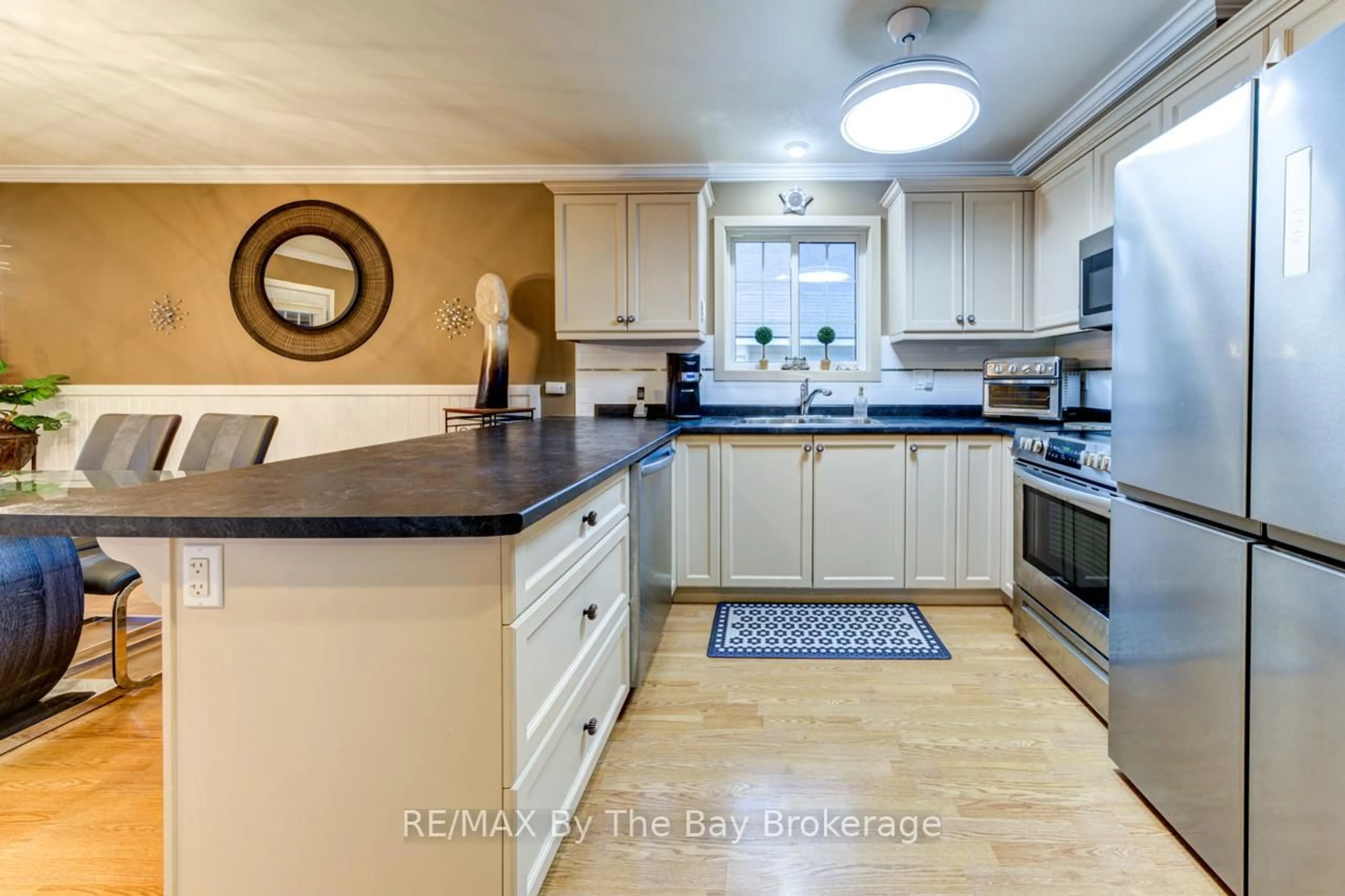 Open concept kitchen, ceramic/tile floor for 6 Temagami Tr, Wasaga Beach Ontario L9Z 1X7