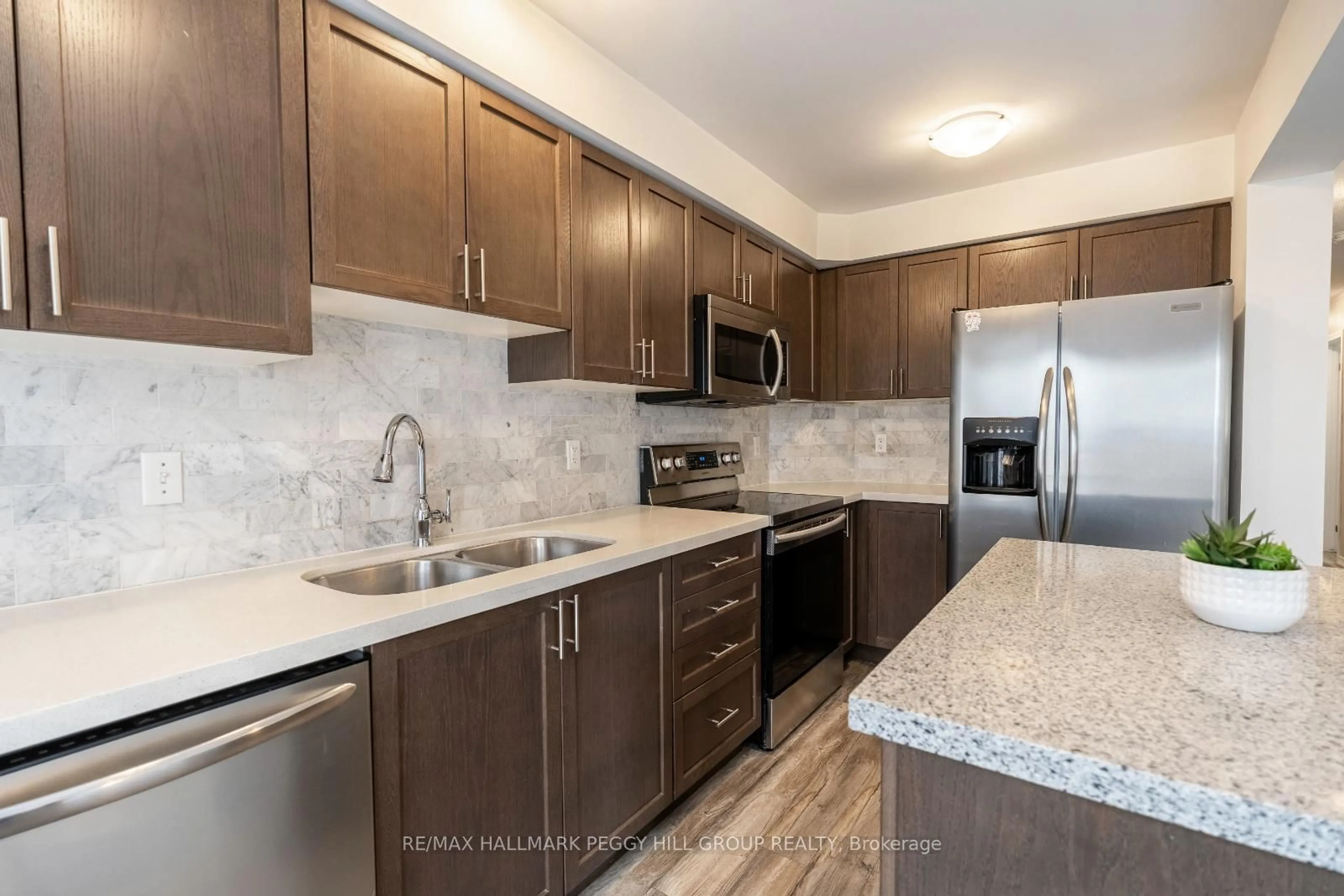 Standard kitchen, ceramic/tile floor for 141 Holgate St, Barrie Ontario L4N 3J1