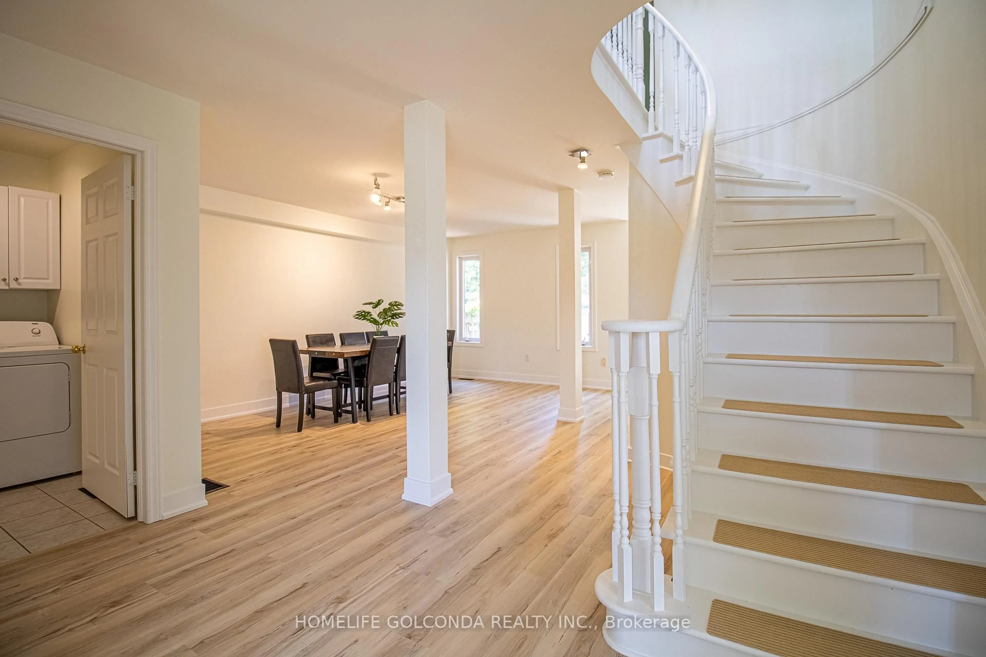 Indoor entryway for 46 Kraus Rd, Barrie Ontario L4N 0N4