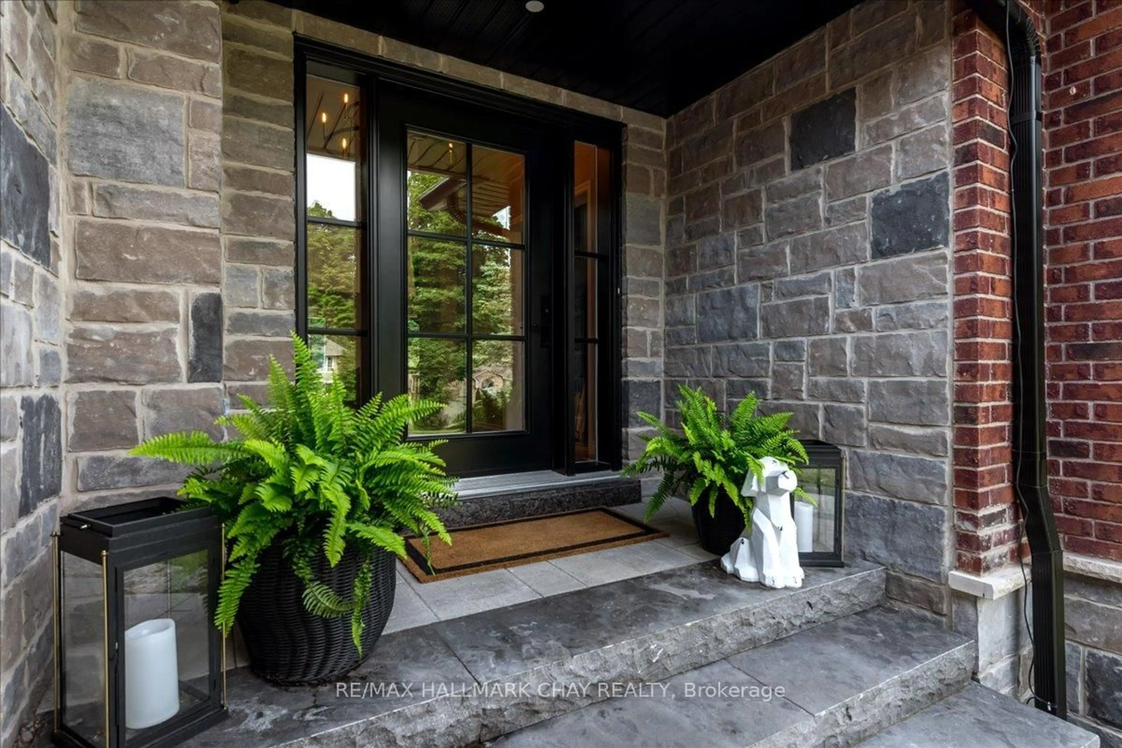 Indoor entryway for 32 Forest Hill Dr, Springwater Ontario L0L 1X0