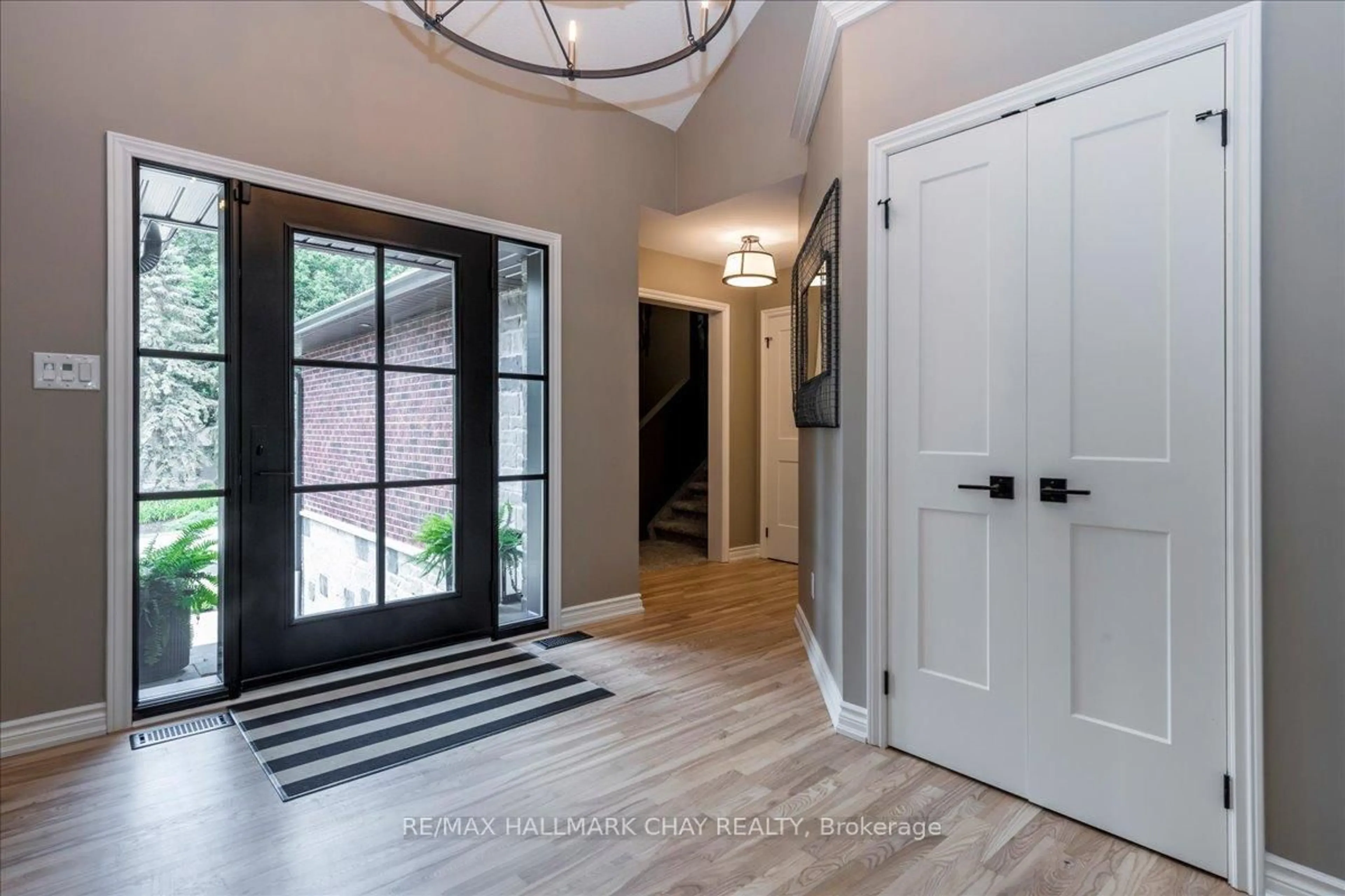 Indoor entryway for 32 Forest Hill Dr, Springwater Ontario L0L 1X0