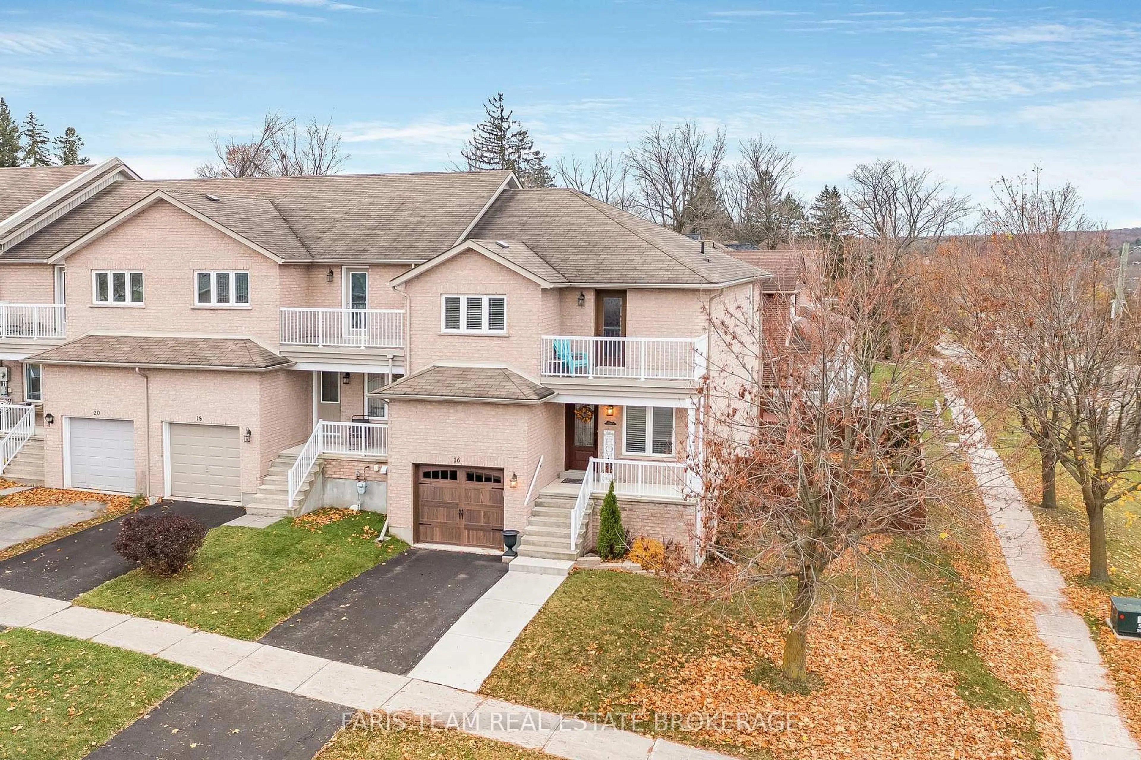 A pic from outside/outdoor area/front of a property/back of a property/a pic from drone, street for 16 Owen St, Penetanguishene Ontario L9M 1M8