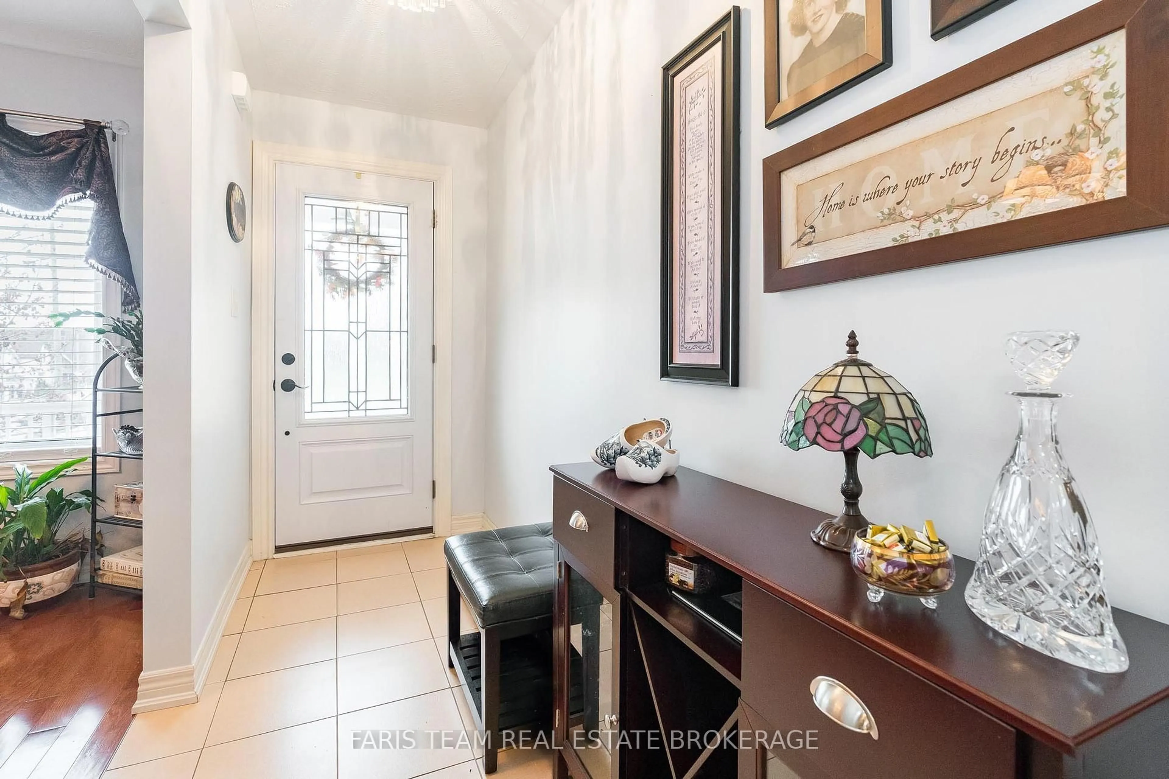 Indoor entryway for 16 Owen St, Penetanguishene Ontario L9M 1M8