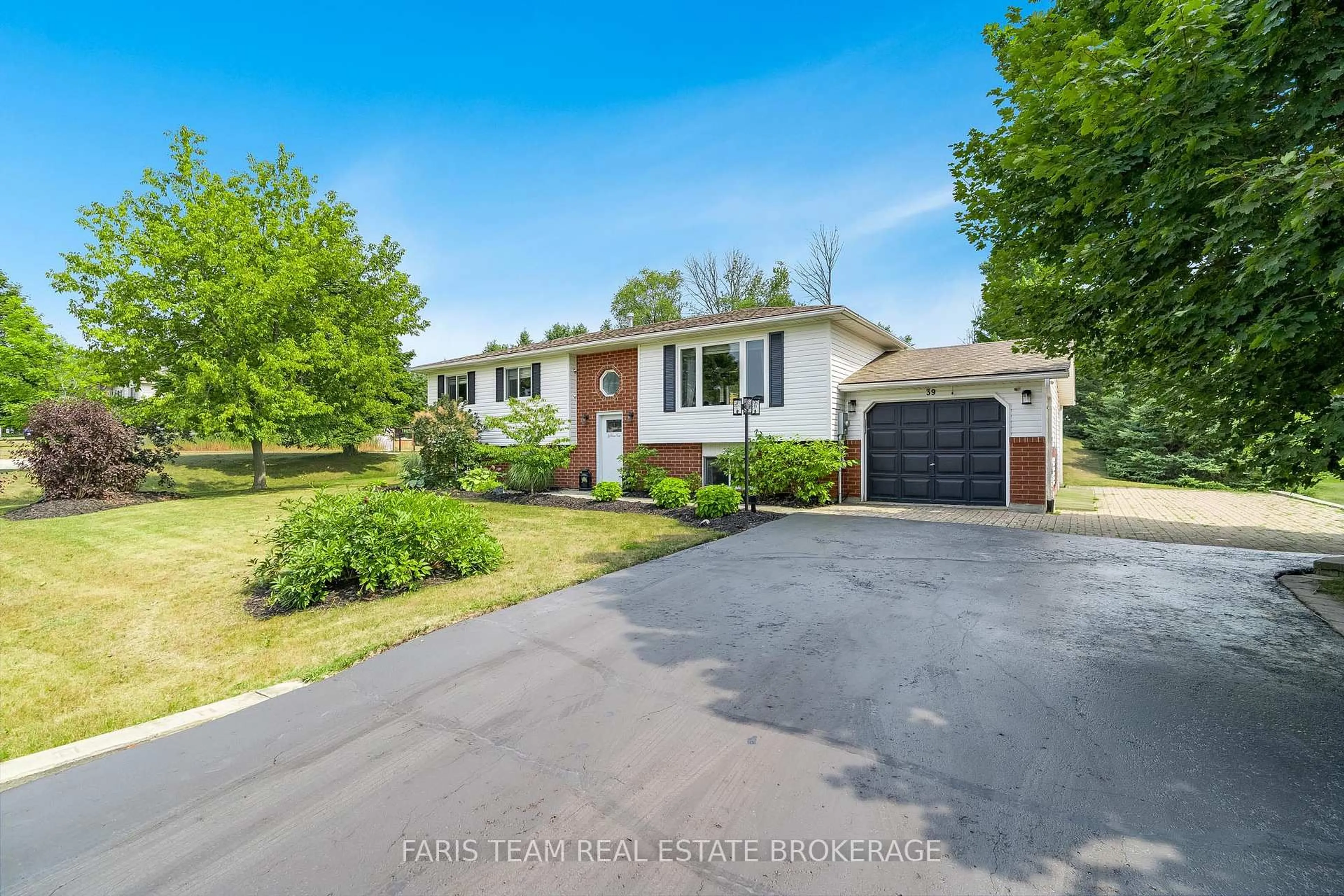 A pic from outside/outdoor area/front of a property/back of a property/a pic from drone, street for 39 Procee Circ, Oro-Medonte Ontario L4M 4Y8