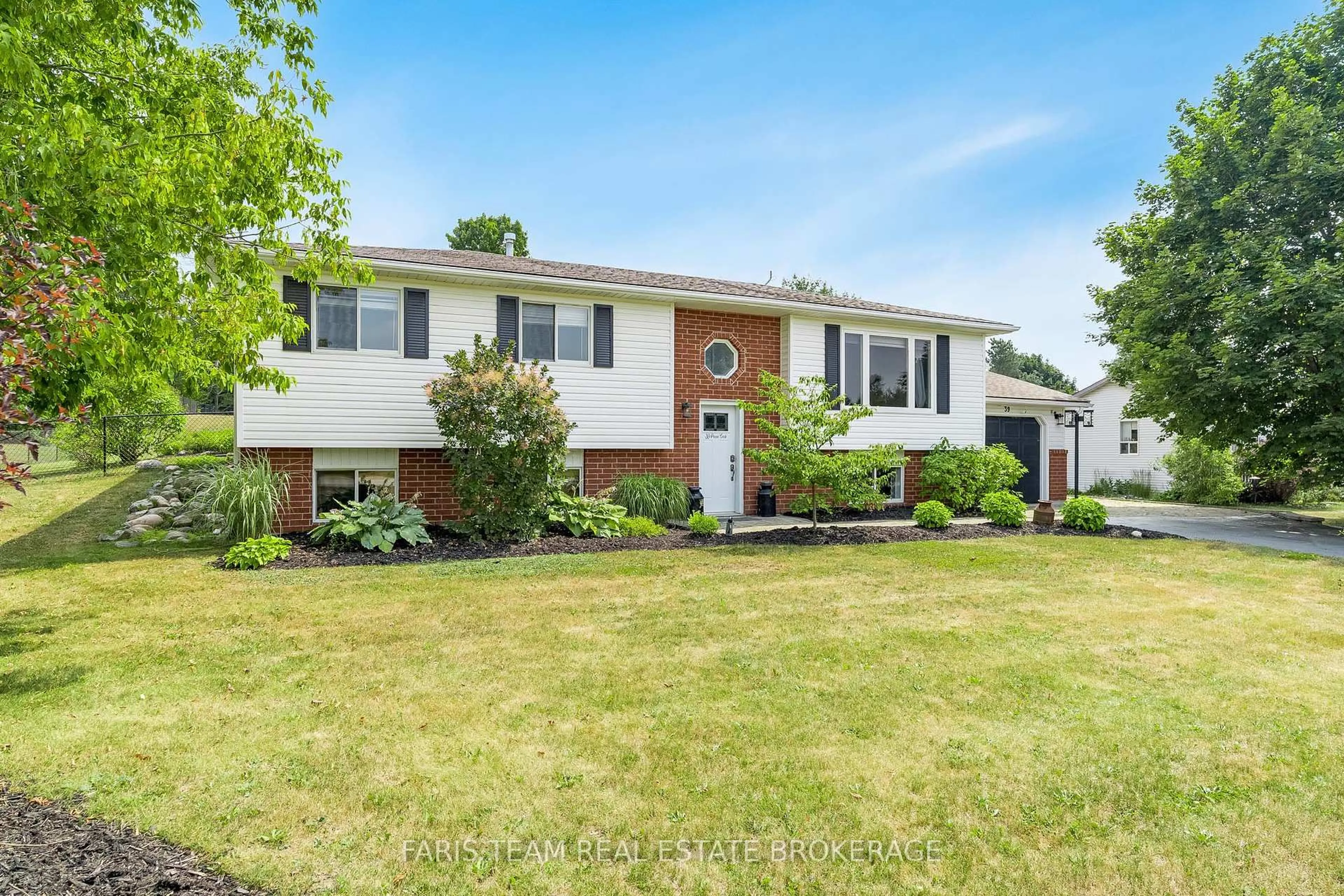Home with vinyl exterior material, street for 39 Procee Circ, Oro-Medonte Ontario L4M 4Y8