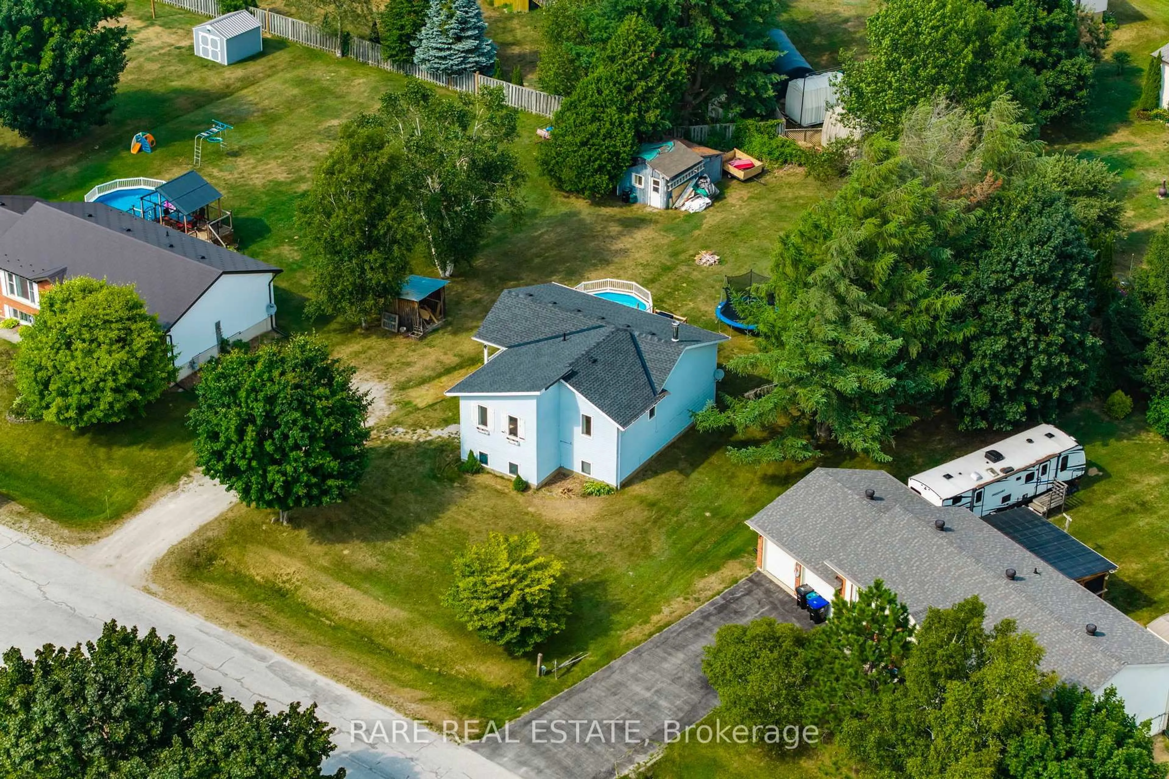A pic from outside/outdoor area/front of a property/back of a property/a pic from drone, street for 9 Parkway Dr, Clearview Ontario L0M 1N0