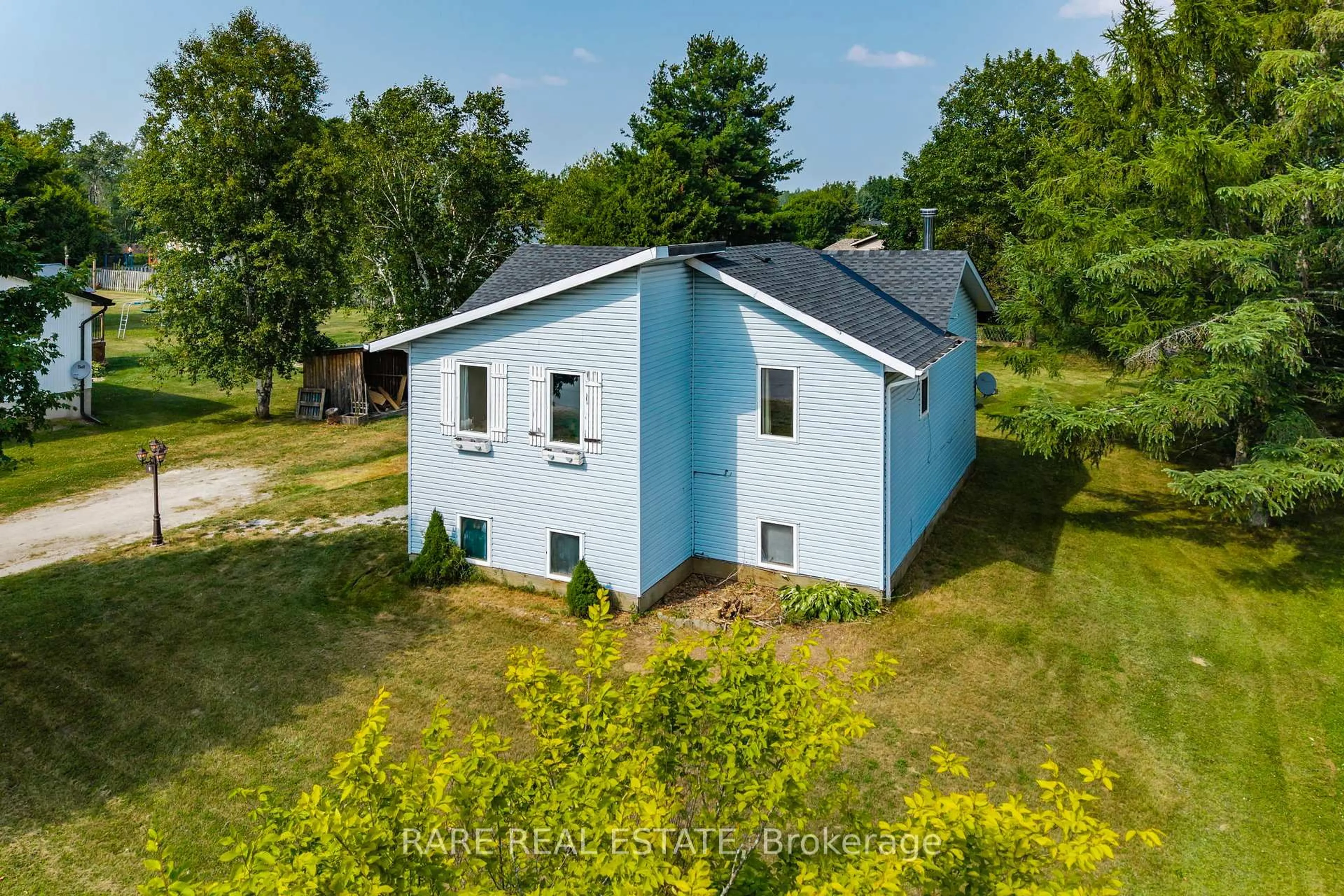 A pic from outside/outdoor area/front of a property/back of a property/a pic from drone, building for 9 Parkway Dr, Clearview Ontario L0M 1N0