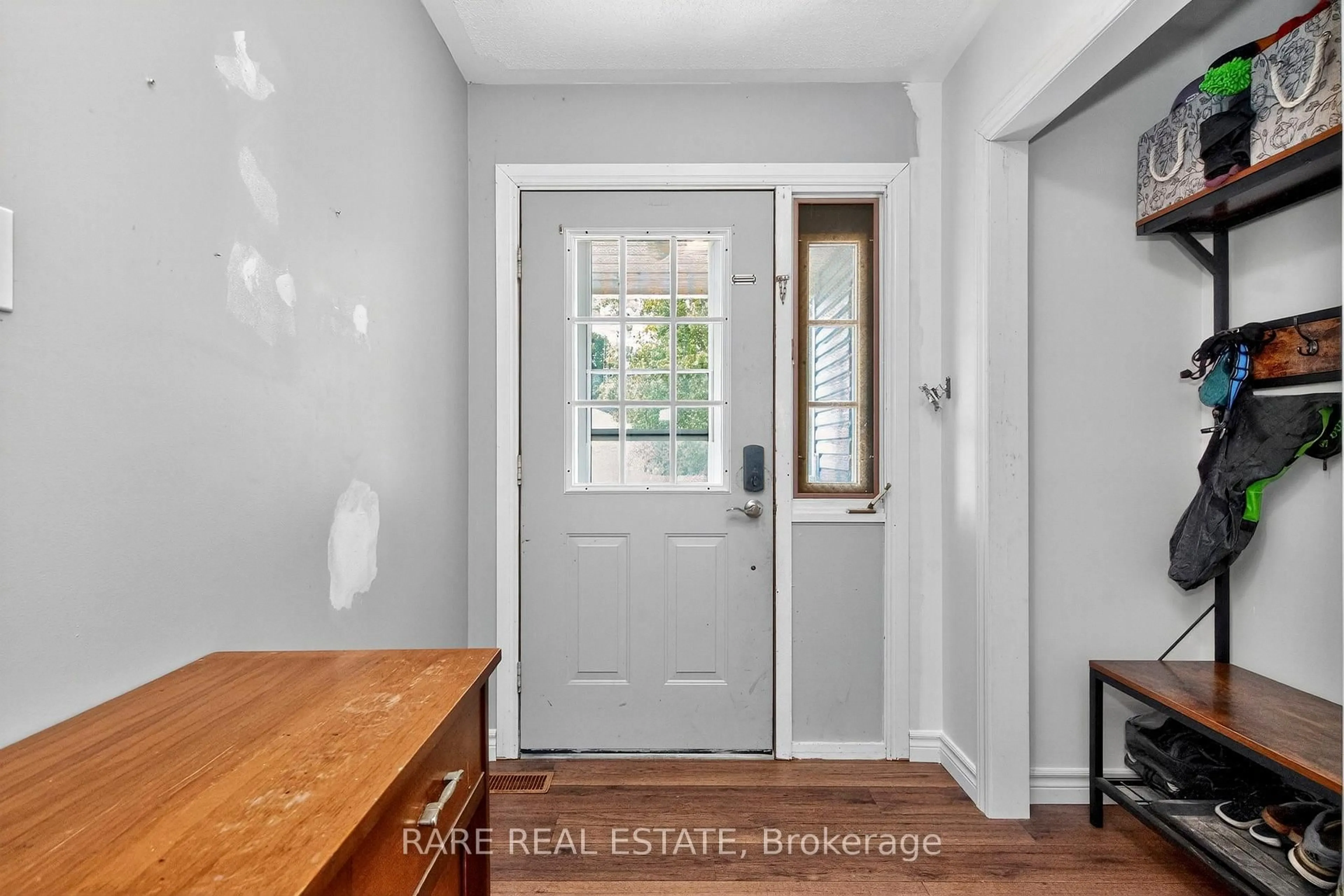 Indoor entryway for 9 Parkway Dr, Clearview Ontario L0M 1N0