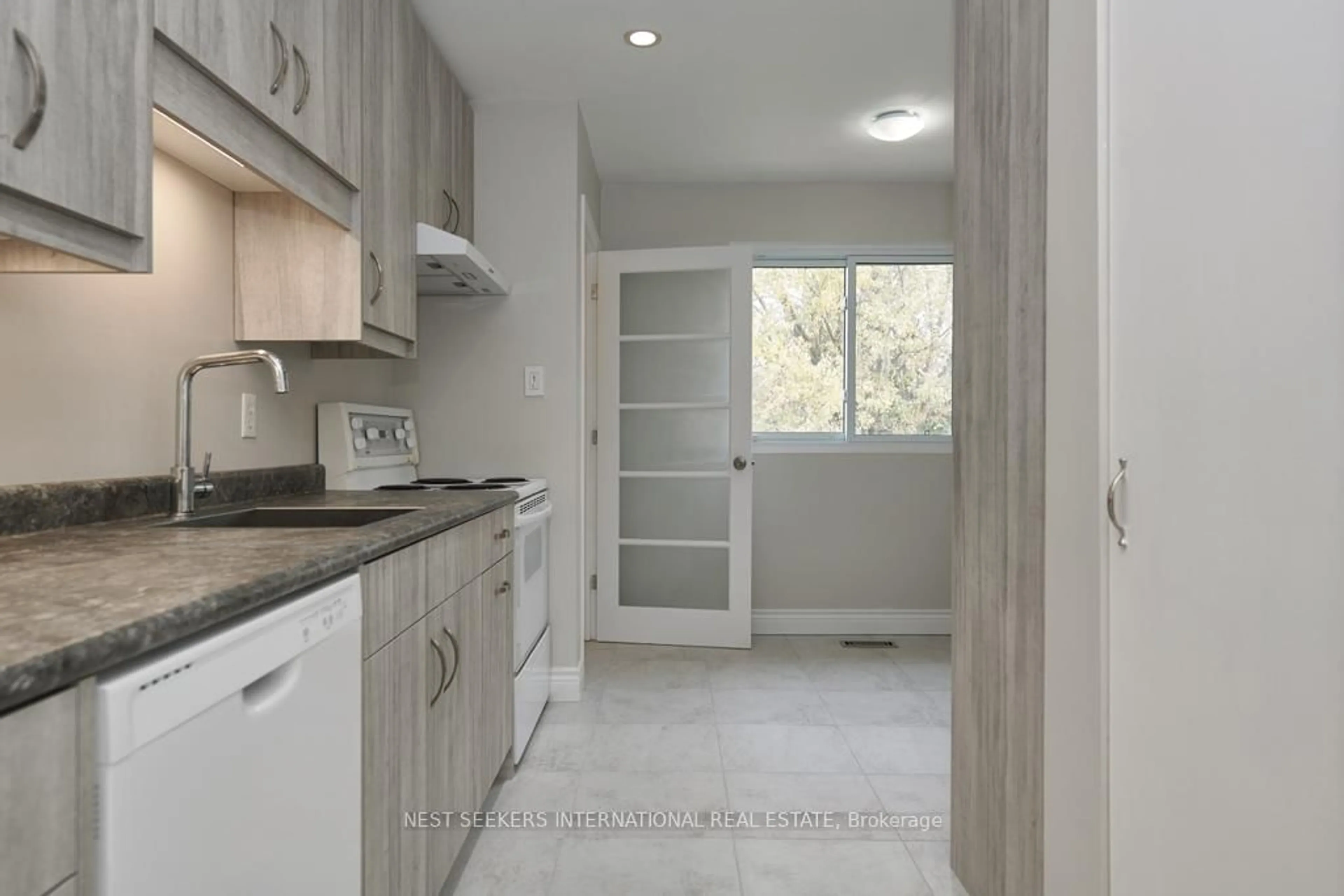 Standard kitchen, ceramic/tile floor for 257 Dodson Rd, Barrie Ontario L4N 4T6
