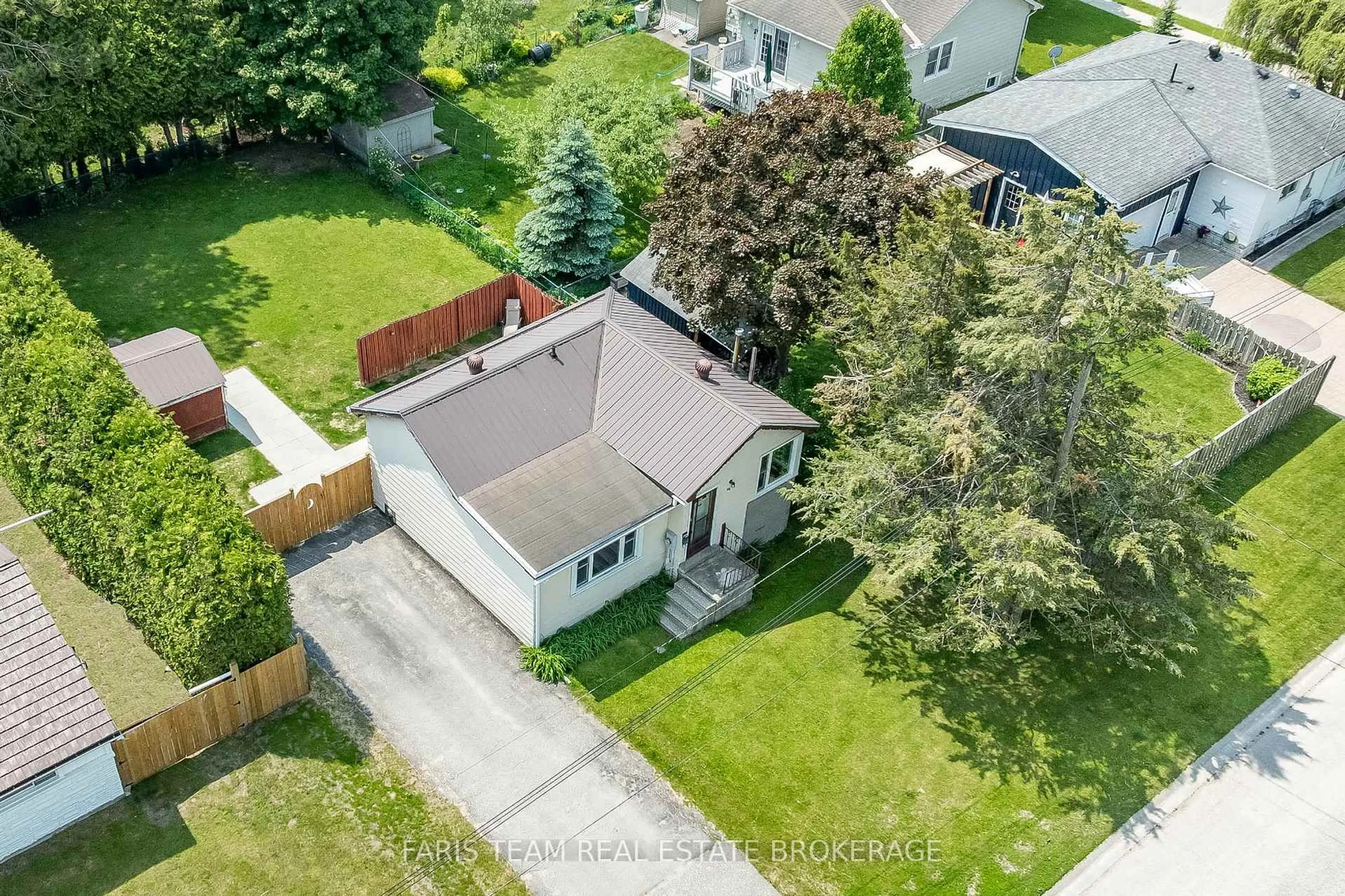 A pic from outside/outdoor area/front of a property/back of a property/a pic from drone, street for 335 John St, Midland Ontario L4R 2J6