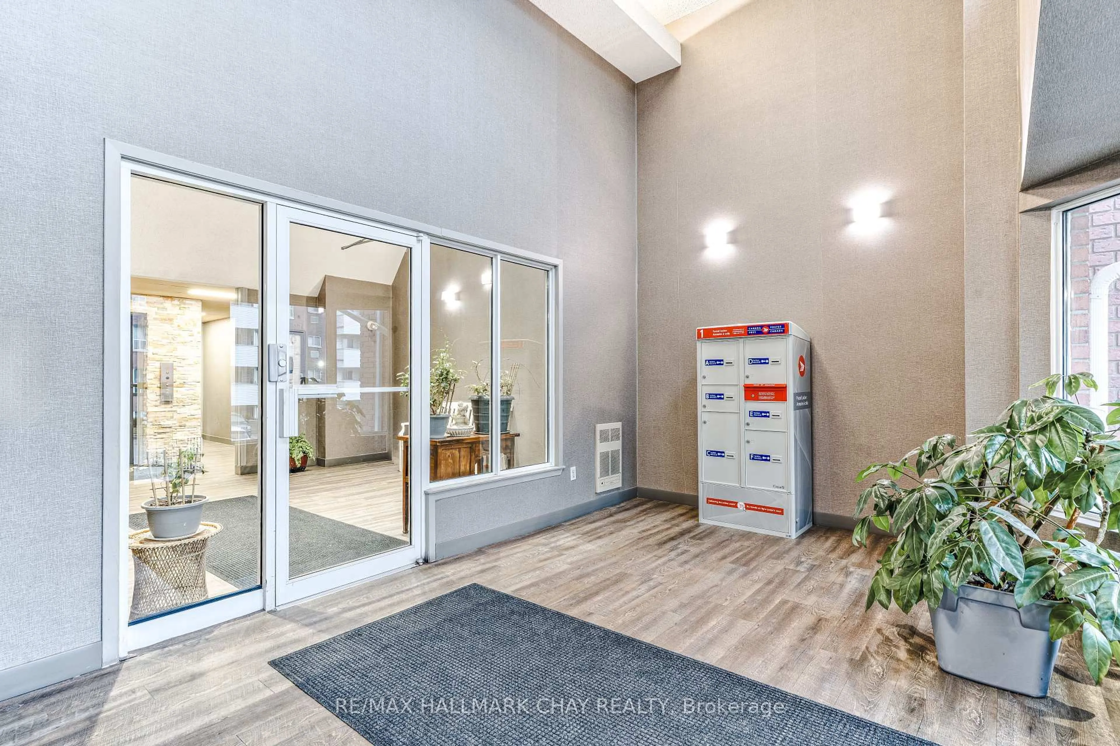 Indoor entryway for 120 Bell Farm Rd #216, Barrie Ontario L4M 6J2