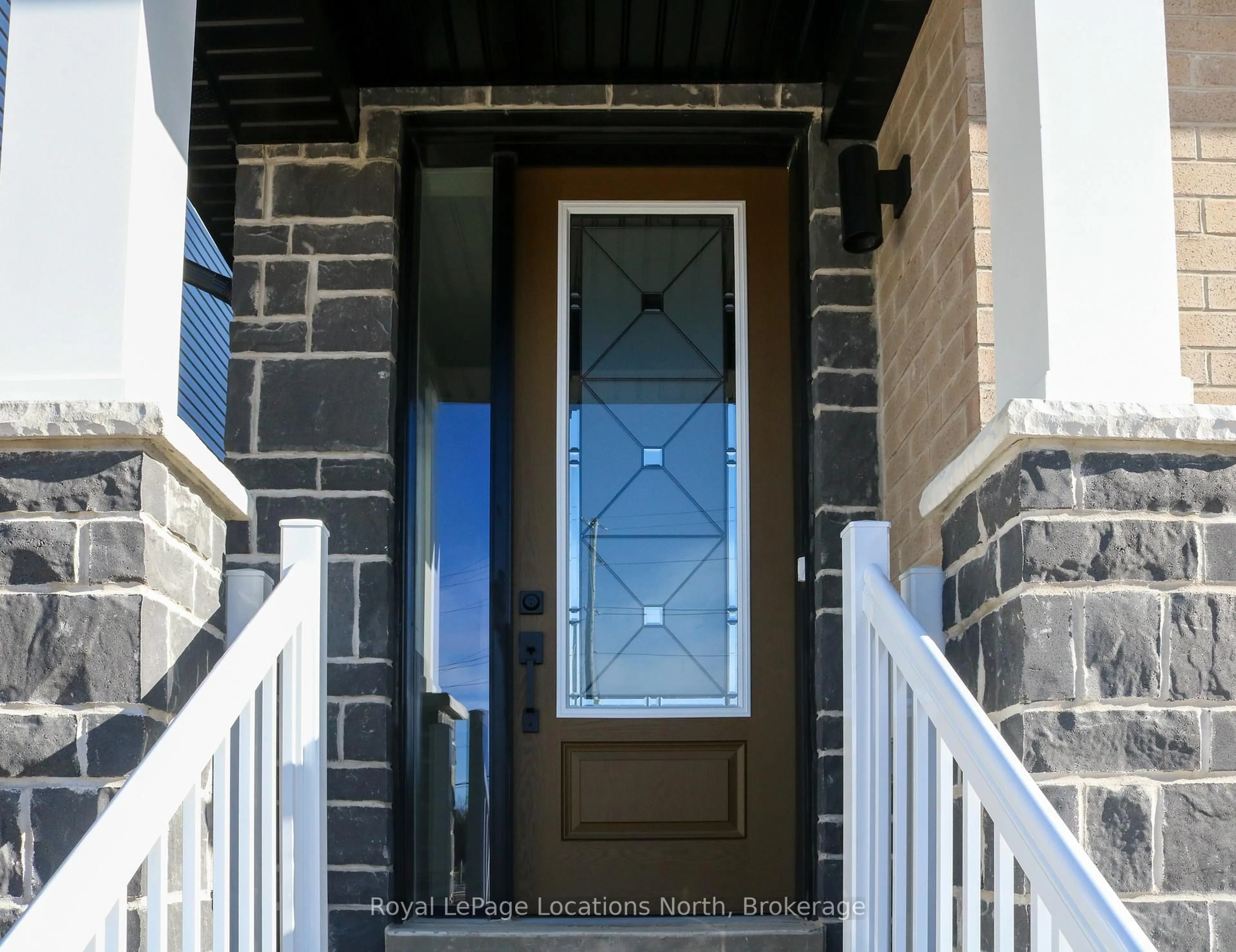 Indoor entryway for 37 Federica Cres, Wasaga Beach Ontario L9Z 0N5