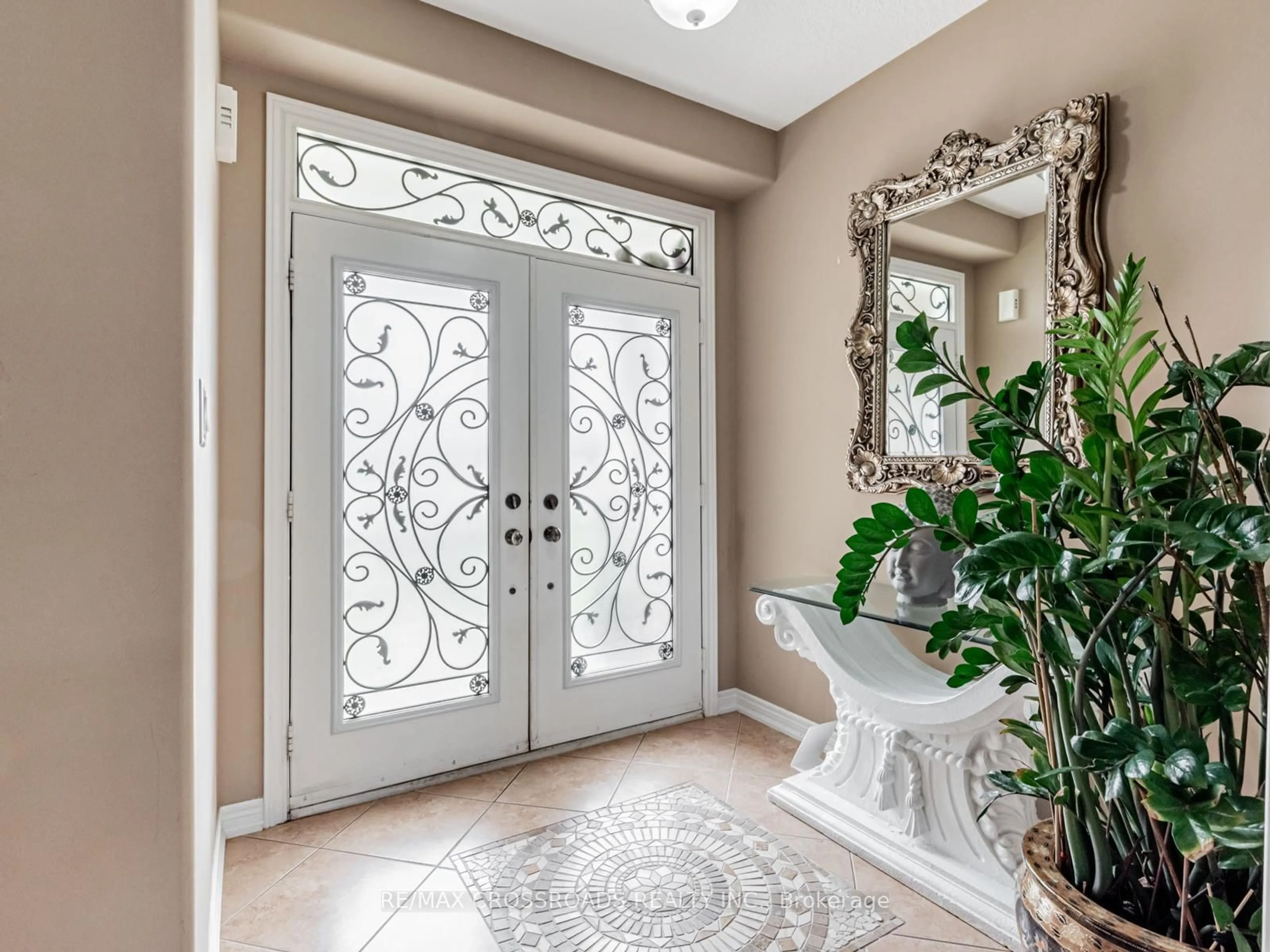 Indoor entryway for 10 Parisian Cres, Barrie Ontario L4N 0Y9