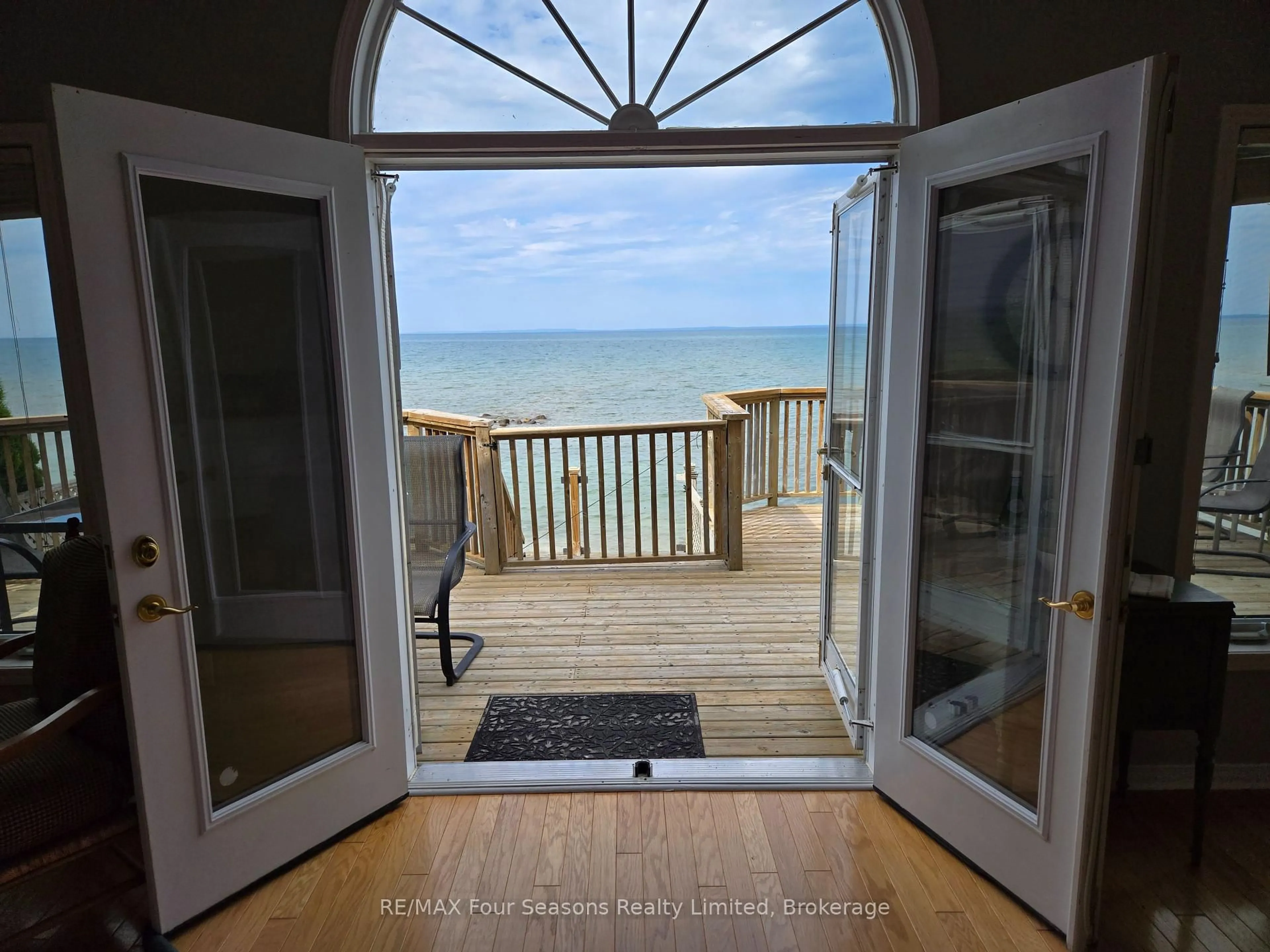 Indoor entryway for 46 William Ave, Wasaga Beach Ontario L9Z 2X3