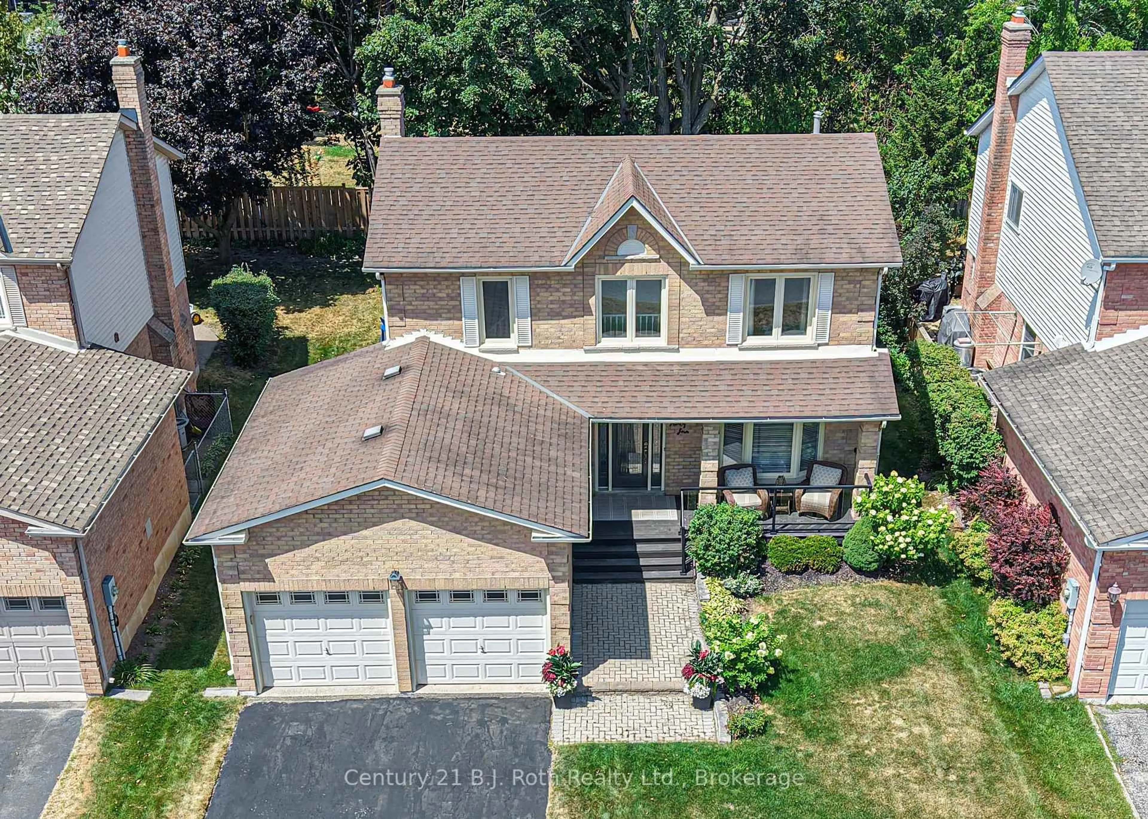 A pic from outside/outdoor area/front of a property/back of a property/a pic from drone, street for 34 Brandon Cres, Orillia Ontario L3V 7P6