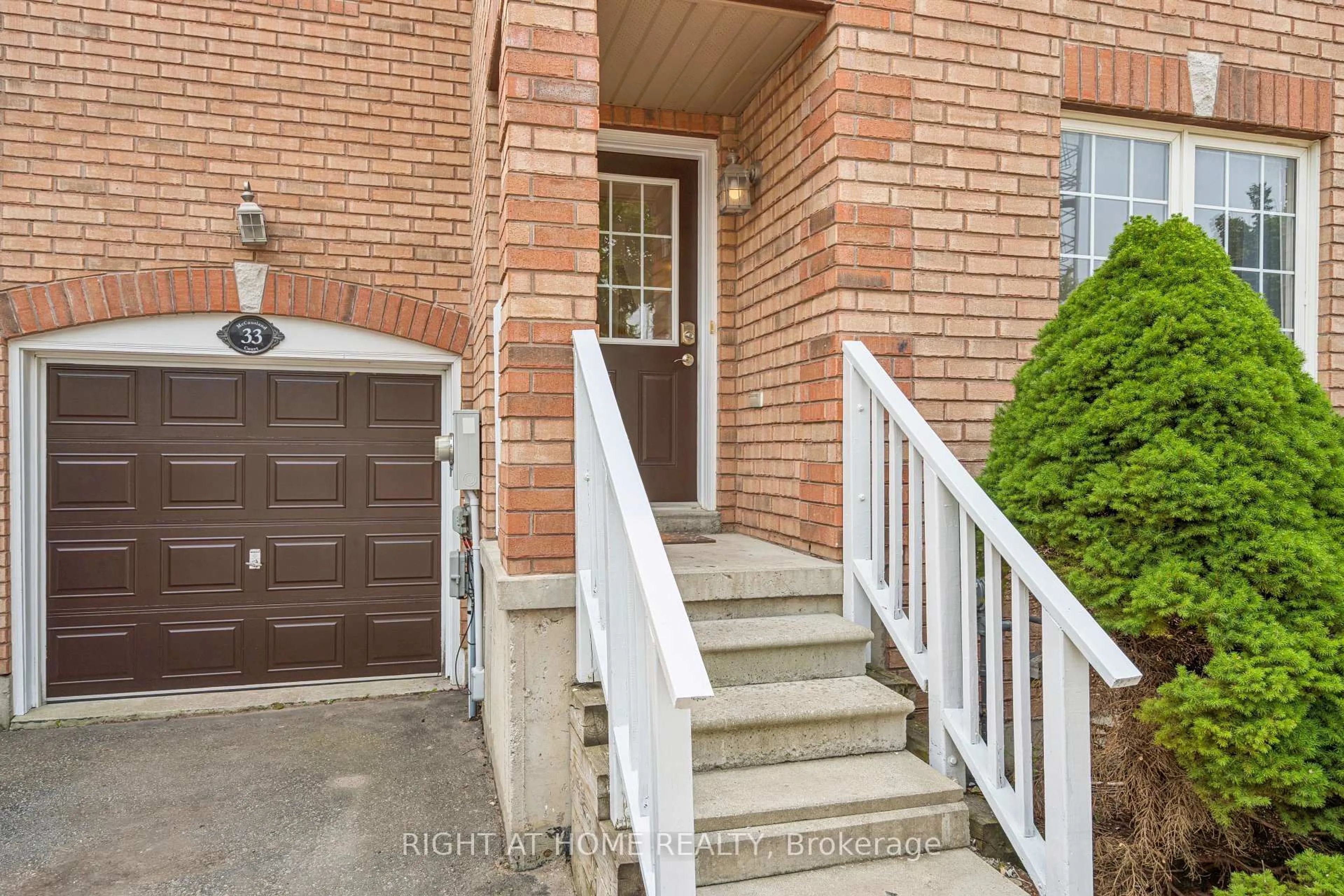 Indoor entryway for 33 Mccausland Crt, Barrie Ontario L4N 6C2