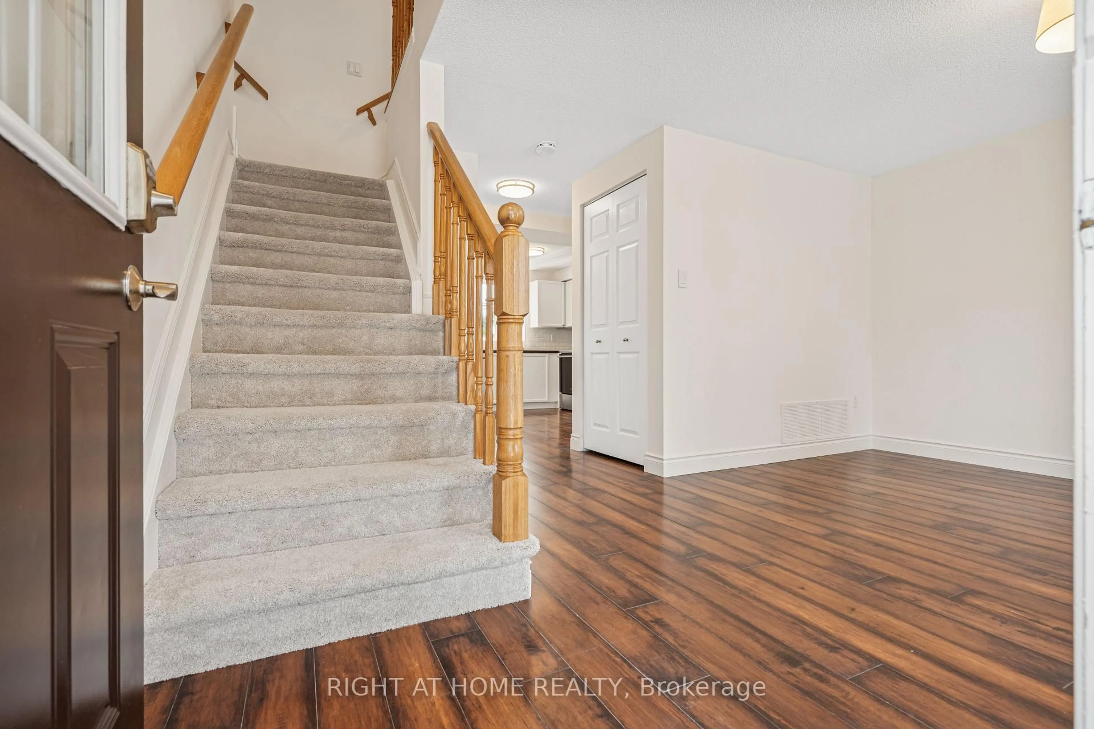 Stairs for 33 Mccausland Crt, Barrie Ontario L4N 6C2
