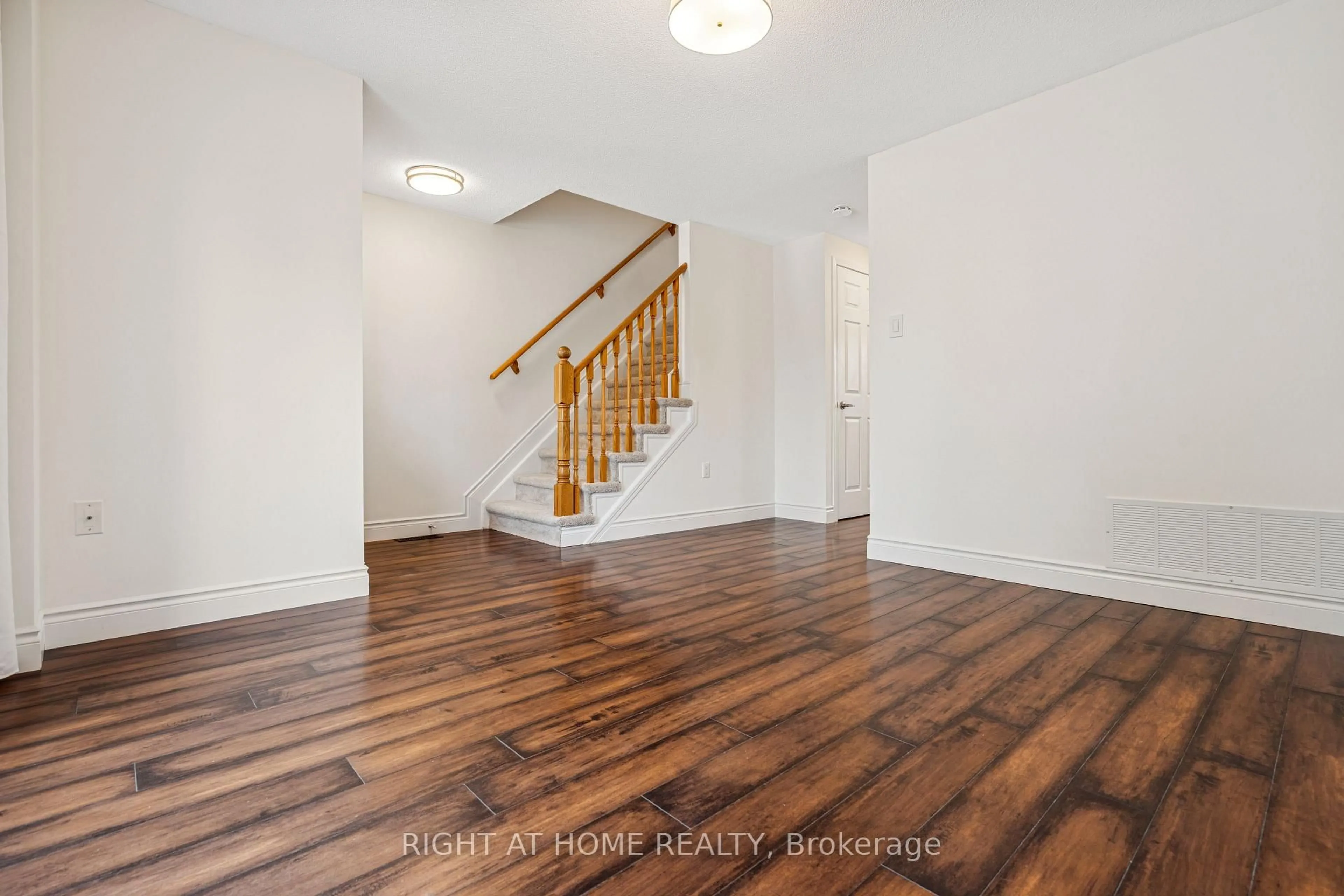 Indoor entryway for 33 Mccausland Crt, Barrie Ontario L4N 6C2
