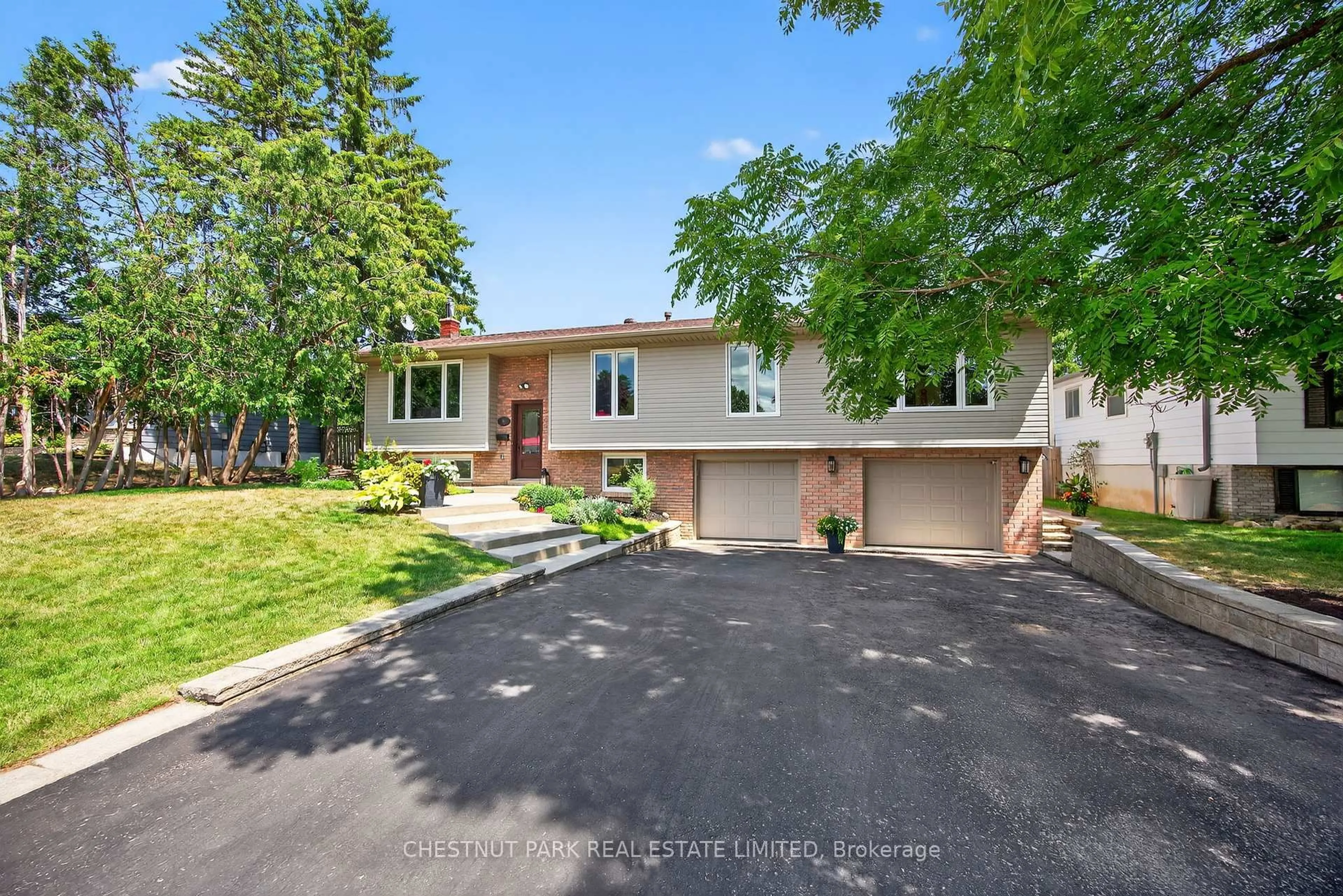 A pic from outside/outdoor area/front of a property/back of a property/a pic from drone, street for 311 Pine Dr, Barrie Ontario L4N 4J3