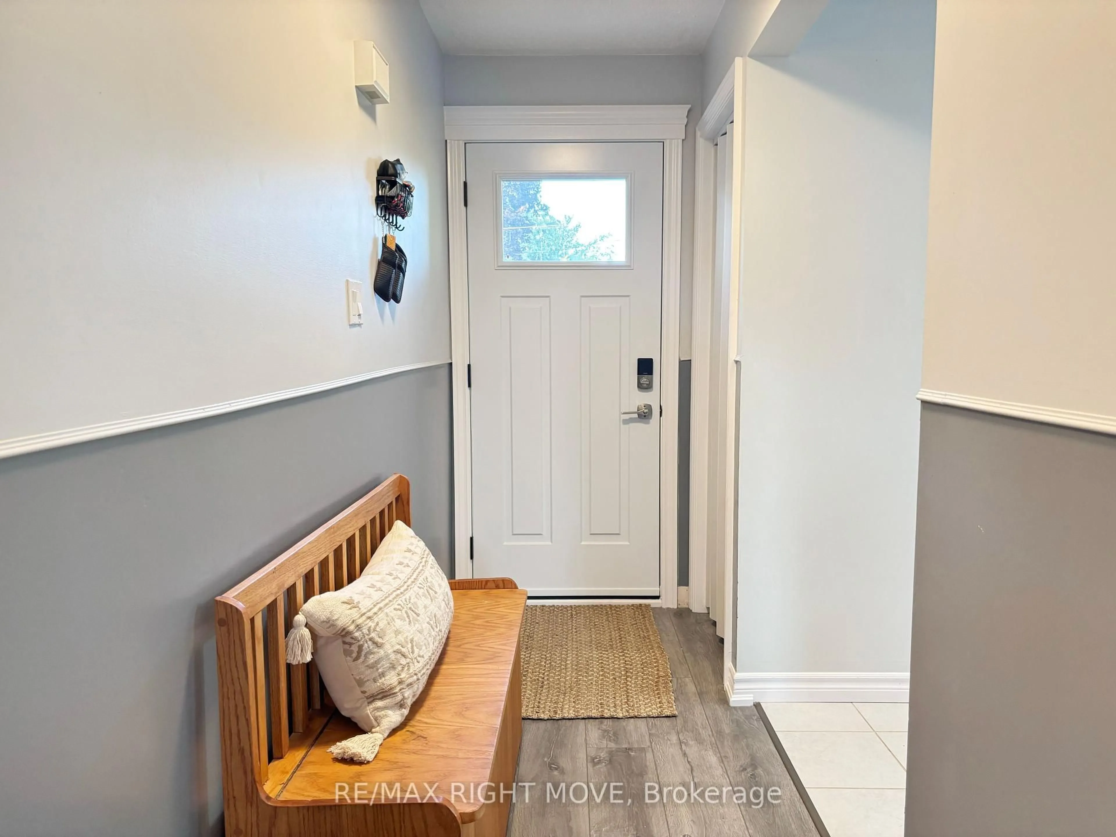 Indoor entryway for 128 15 Line, Oro-Medonte Ontario L3V 8H9