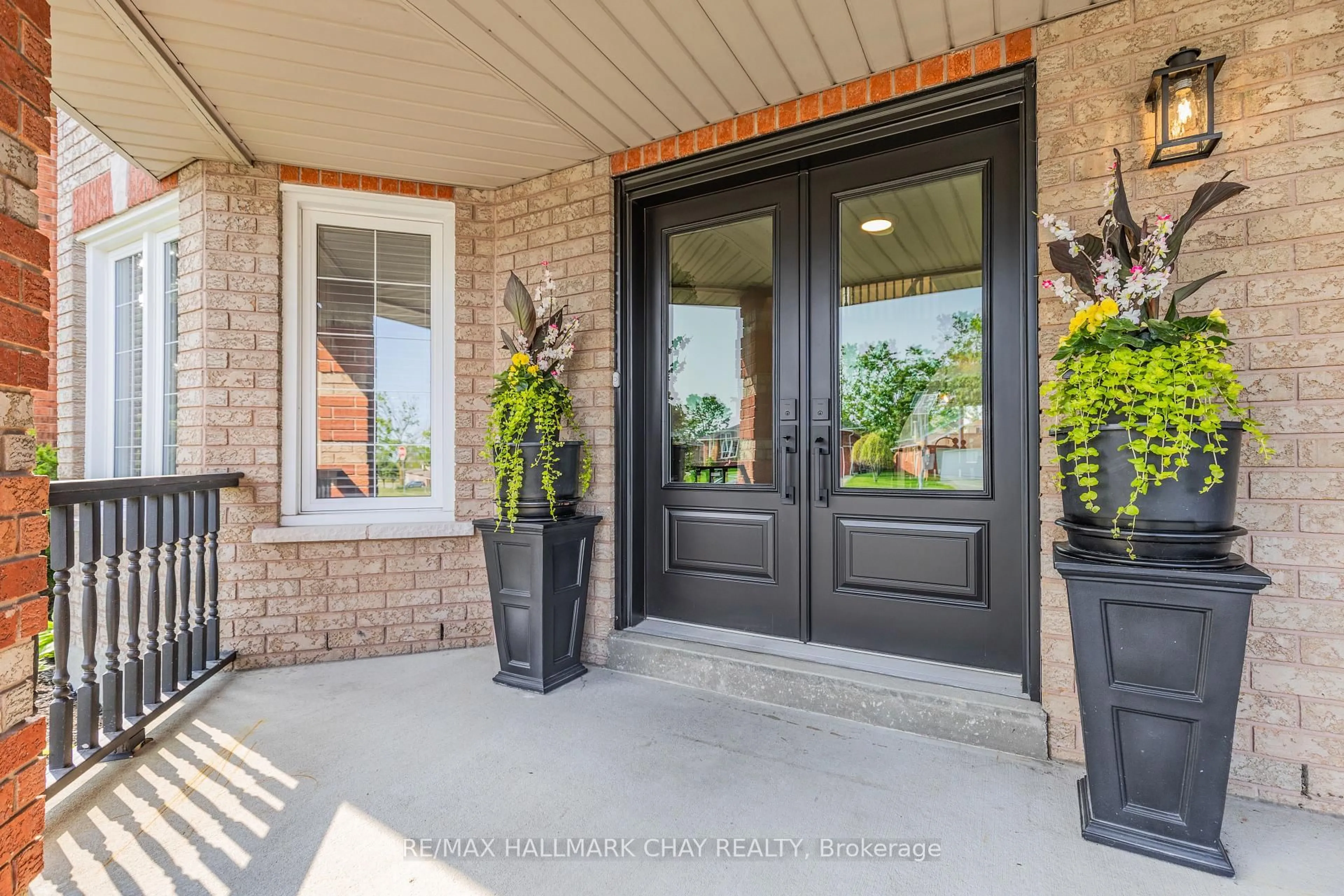 Indoor entryway for 351 Cundles Rd, Barrie Ontario L4N 7C8
