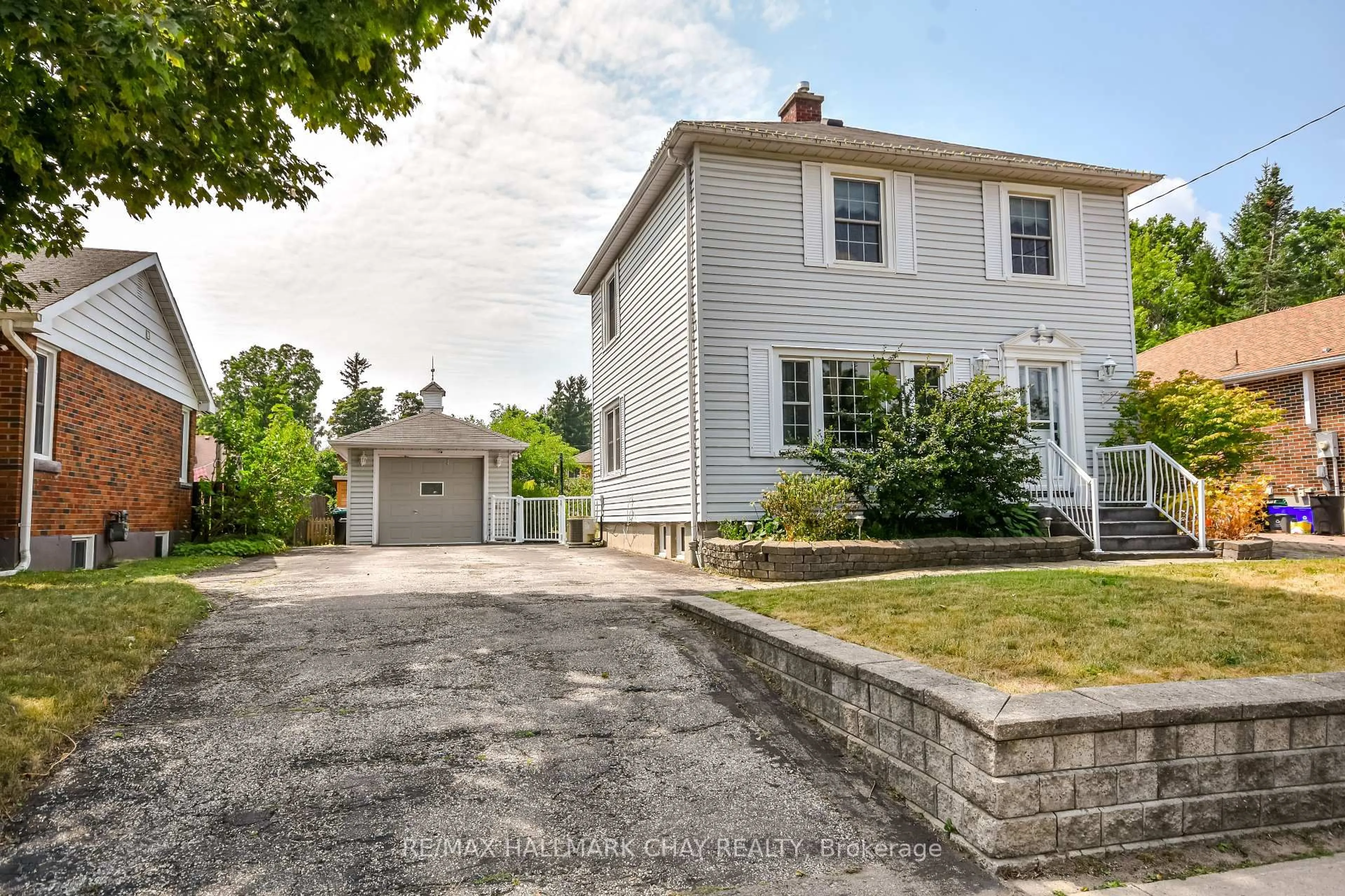 A pic from outside/outdoor area/front of a property/back of a property/a pic from drone, street for 50 Newton St, Barrie Ontario L4M 3N5