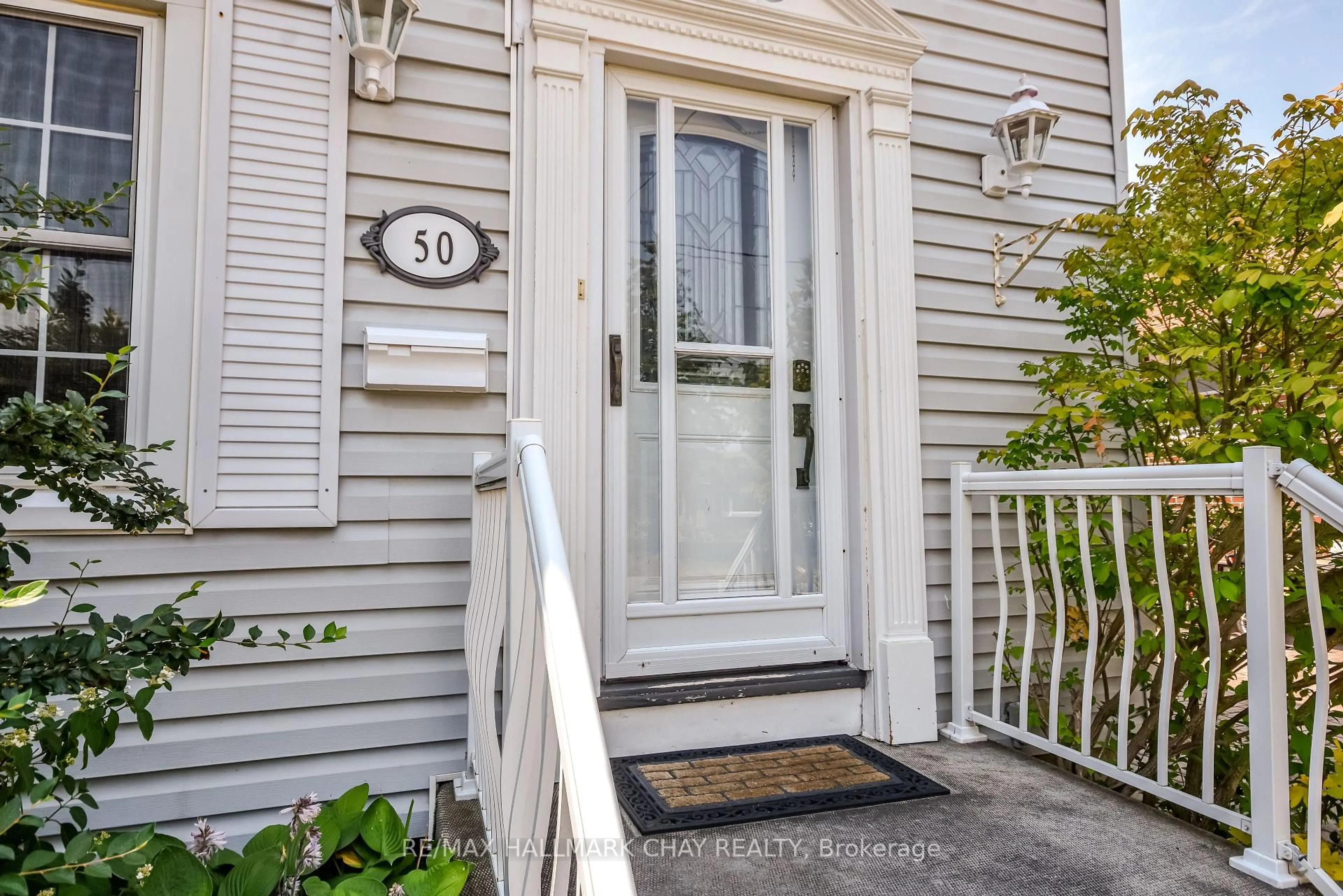 Indoor entryway for 50 Newton St, Barrie Ontario L4M 3N5