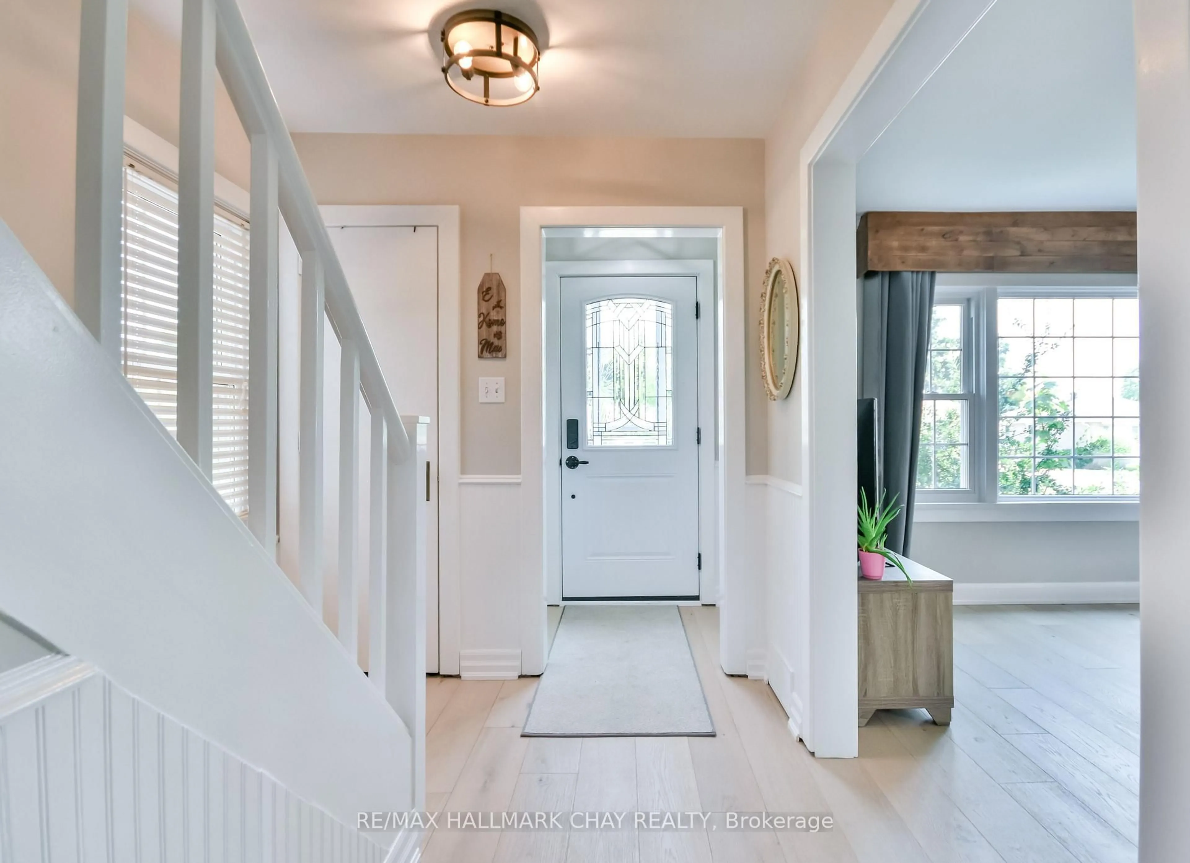 Indoor entryway for 50 Newton St, Barrie Ontario L4M 3N5