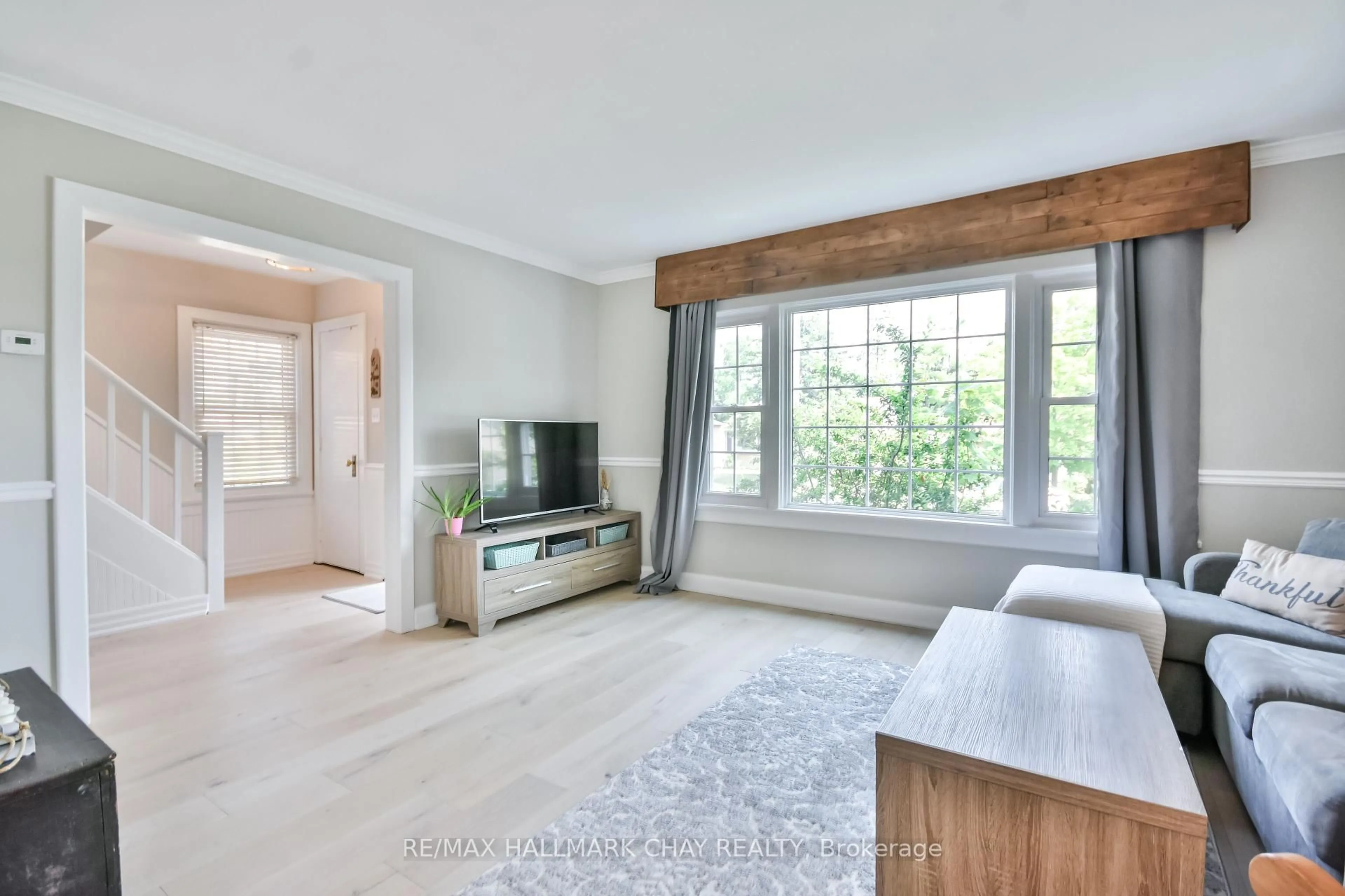 Living room with furniture, unknown for 50 Newton St, Barrie Ontario L4M 3N5