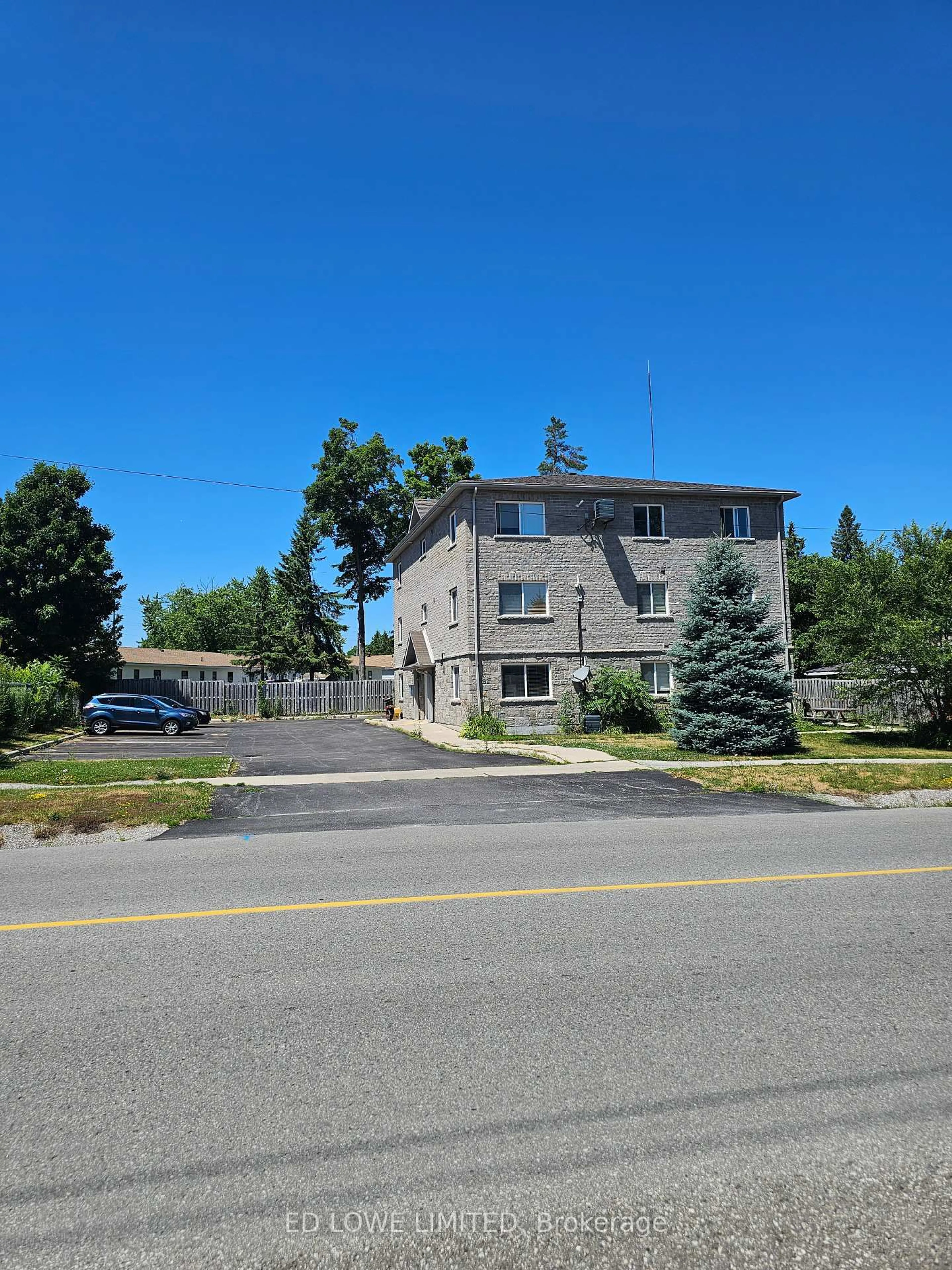 A pic from outside/outdoor area/front of a property/back of a property/a pic from drone, street for 82 Fittons Rd, Orillia Ontario L3V 2J5