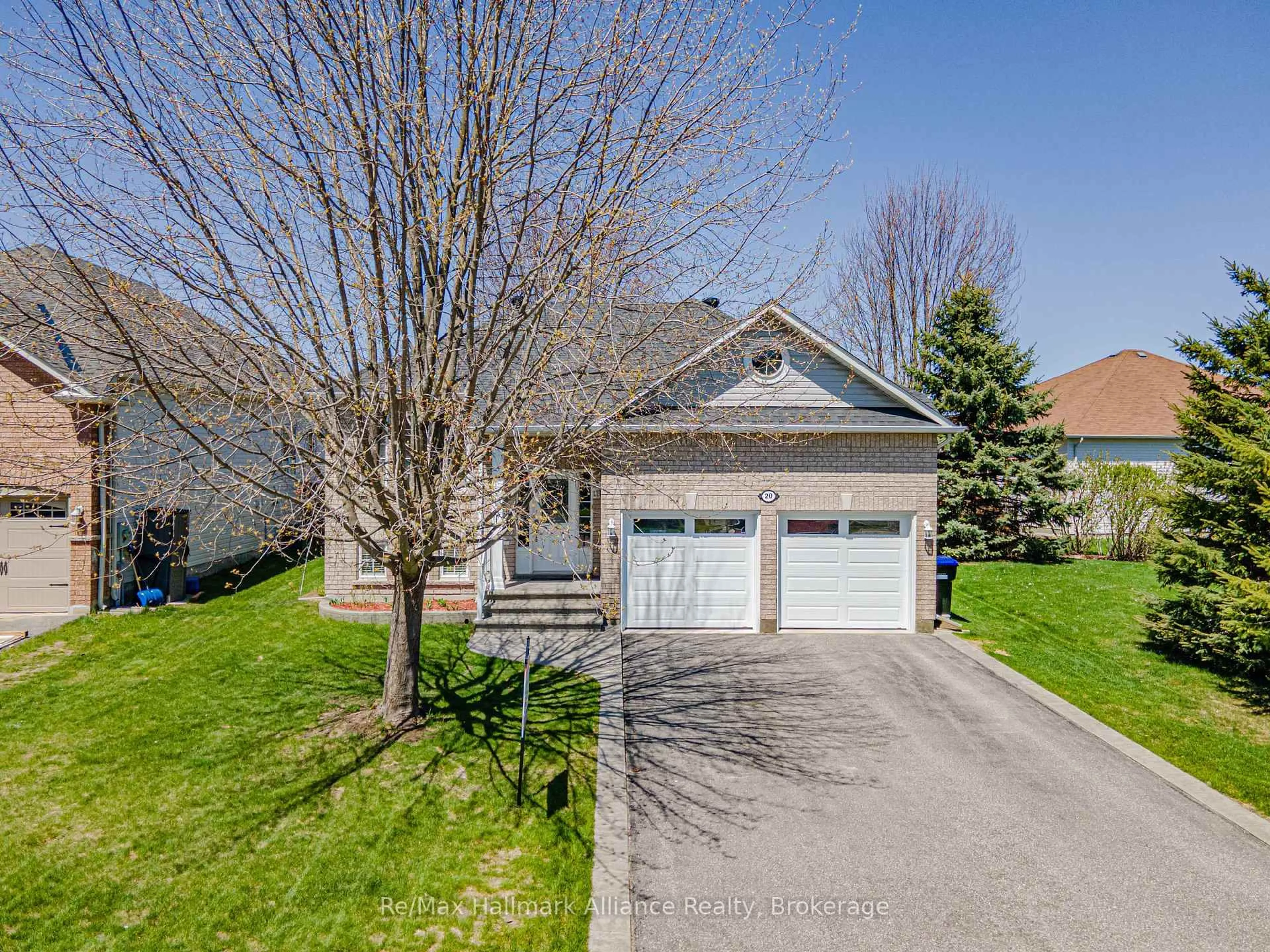 A pic from outside/outdoor area/front of a property/back of a property/a pic from drone, street for 20 Meadowood Dr, Wasaga Beach Ontario L9Z 3B8