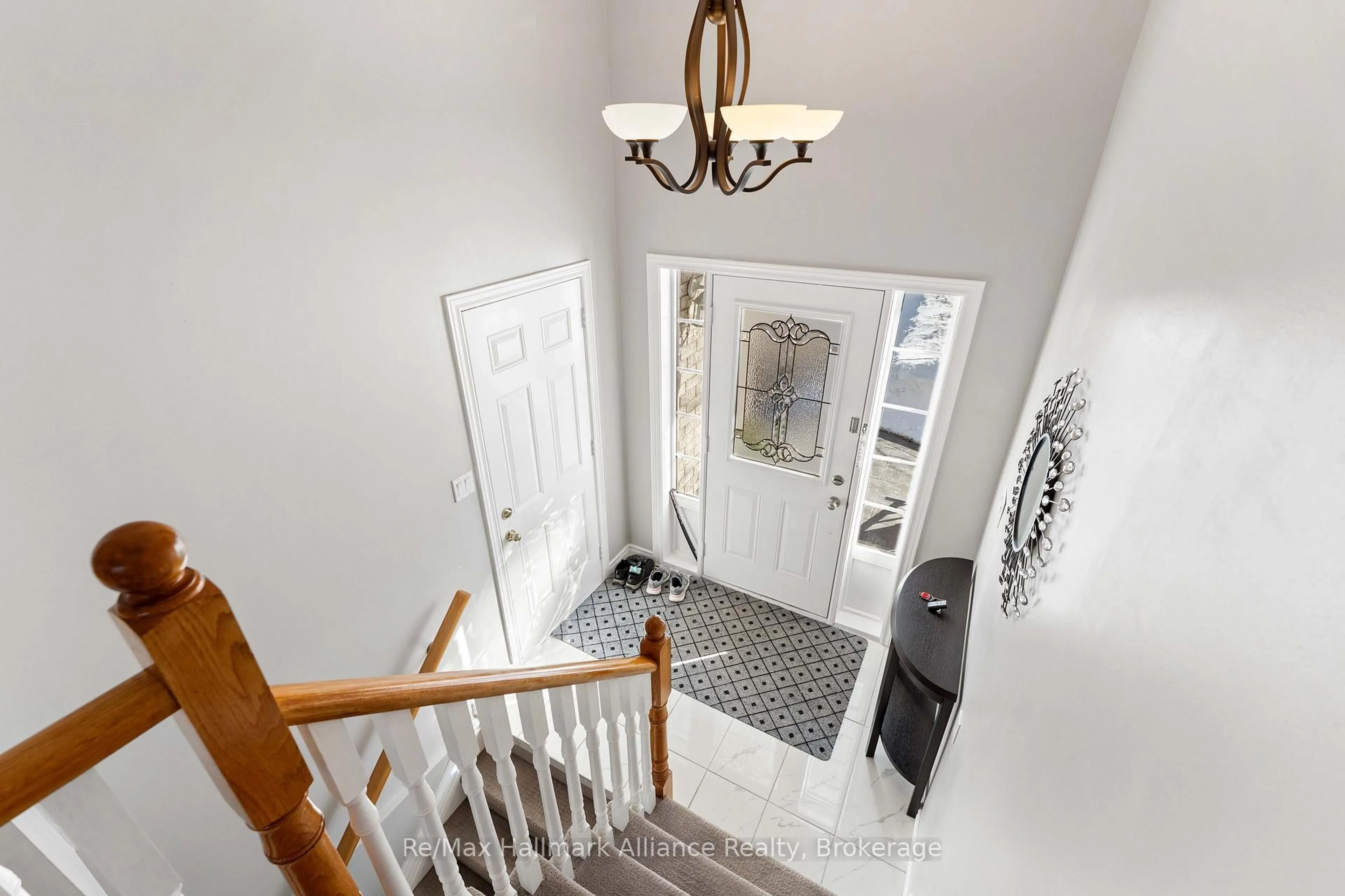 Indoor entryway for 20 Meadowood Dr, Wasaga Beach Ontario L9Z 3B8
