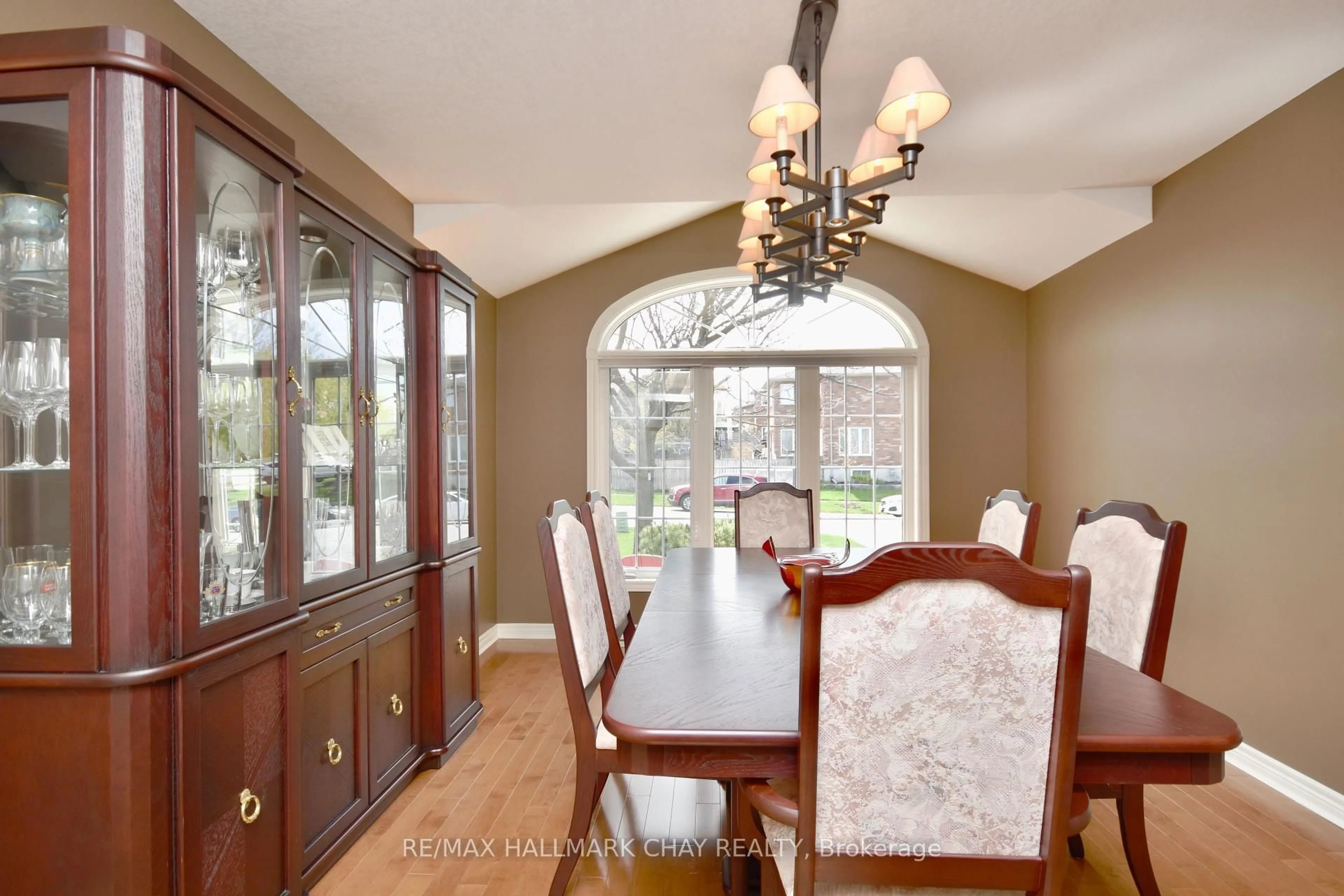 Dining room, wood/laminate floor for 167 Crompton Dr, Barrie Ontario L4M 6P1